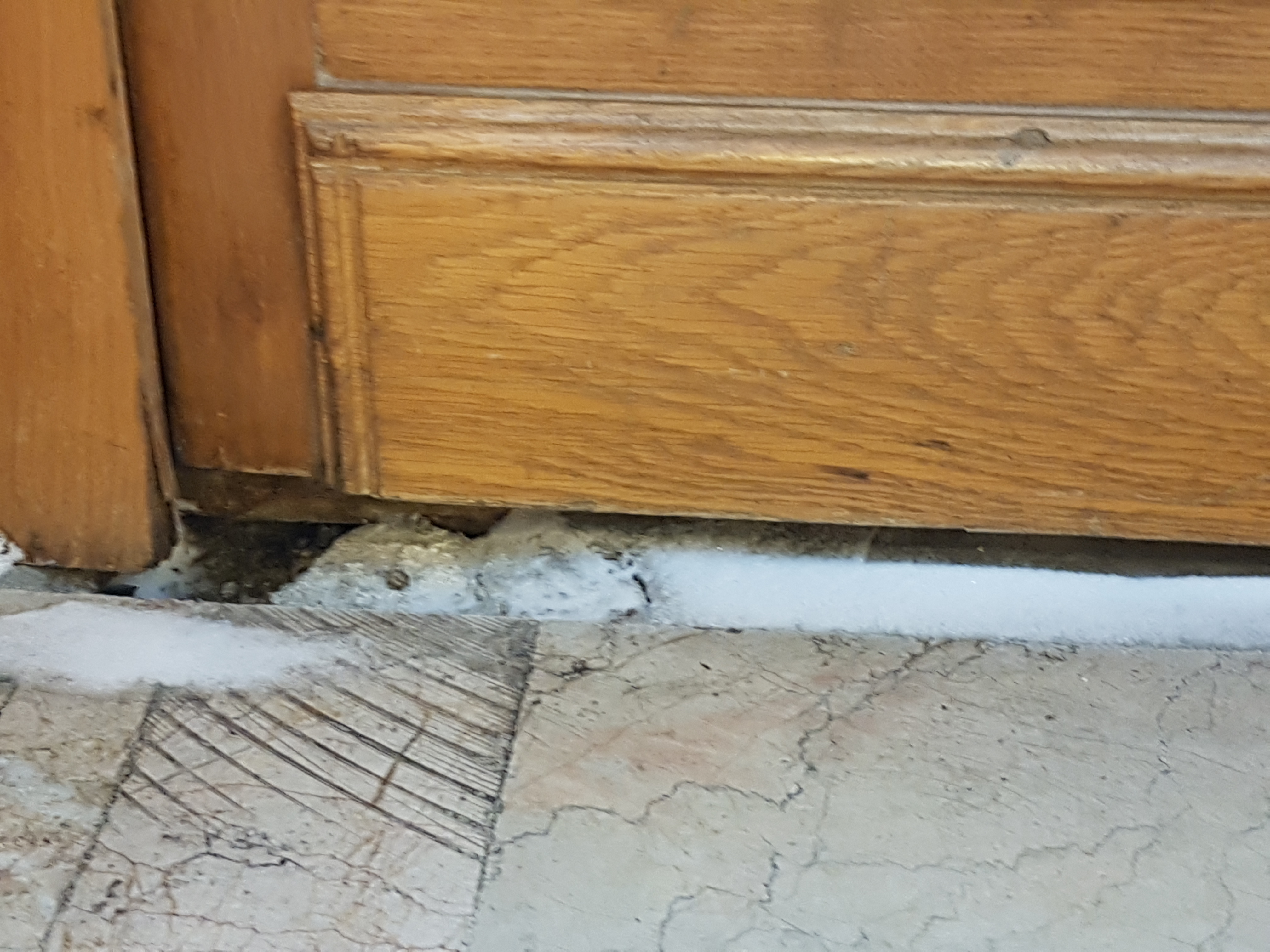 Intră zăpada în Palatul Parlamentului; Aleșii au tremurat în plen, din cauza ferestrelor vechi ( FOTO/ VIDEO)