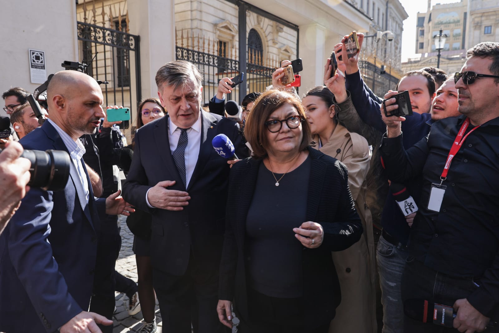 Cum arată soția lui Crin Antonescu și cu ce se ocupă. Adina Vălean a spus la TV ce soțul ei nu voia să se afle: „Este ca un foc de paie”