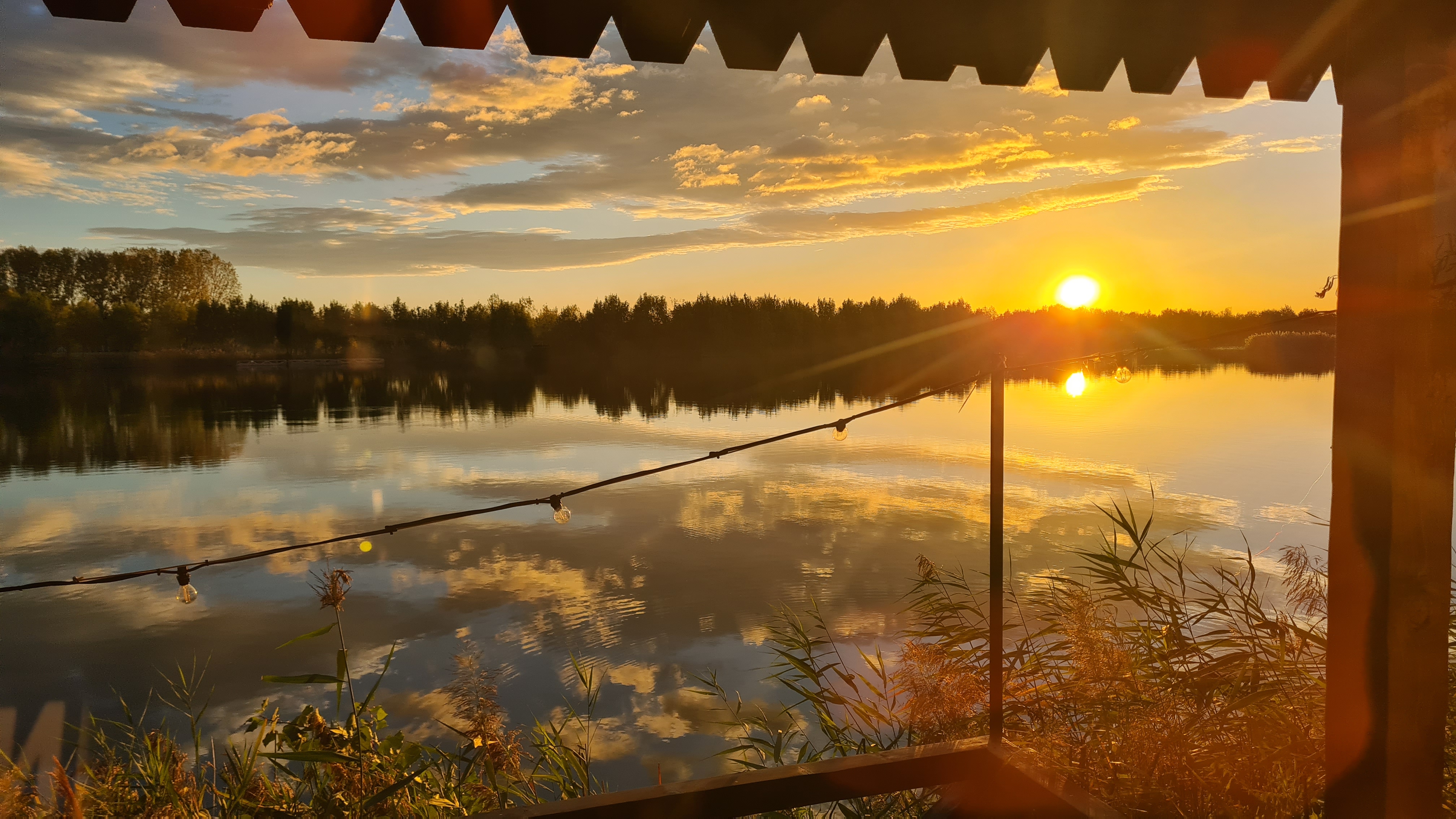 „Delta Dunării” de pe Siret. Satul de vacanță de 82 de hectare, cu zoo, pescuit sportiv și kilometri de canale unde te poți plimba cu barca