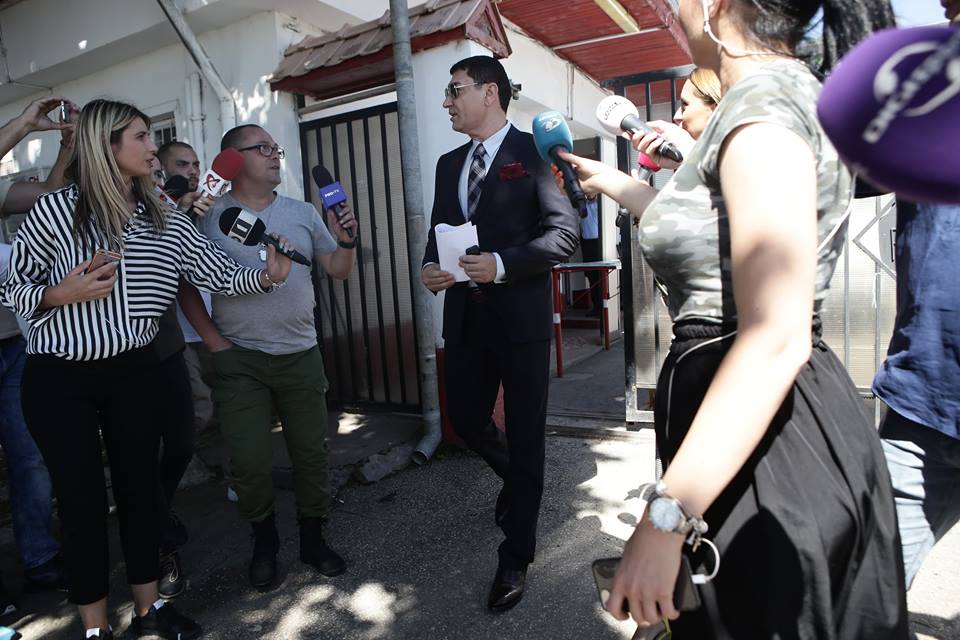 FOTO&VIDEO/ Cristi Borcea a ieșit din închisoare. Valentina Pelinel l-a așteptat la poarta penitenciarului