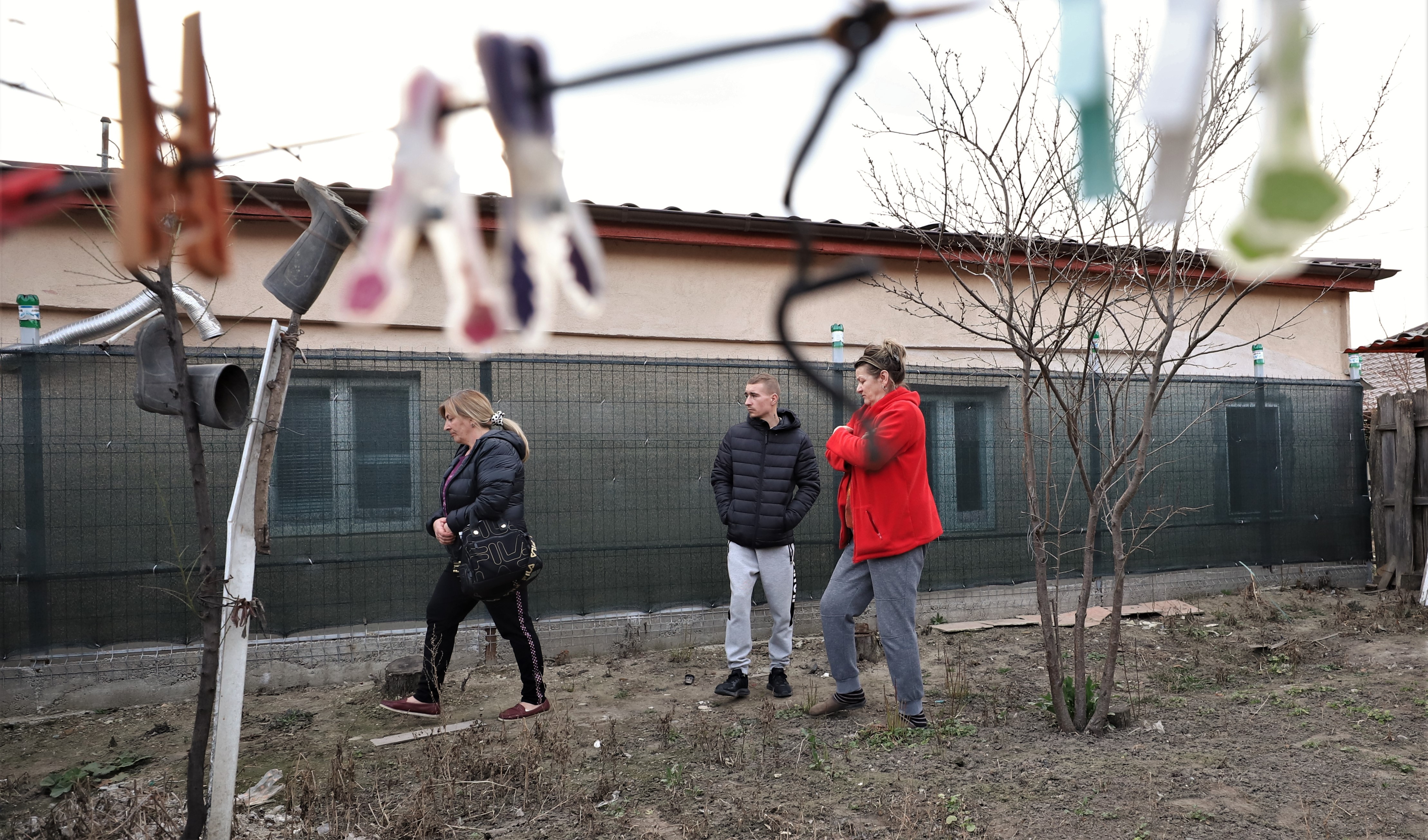 REPORTAJ. La 26 de ani, Andrei veghează la căpătâiul mamei căzute la pat. S-a împrumutat 700 de lei ca să ia o ușă pentru casa lor care stă să cadă: „Muncesc să am grija ei! N-o s-o părăsesc niciodată!”