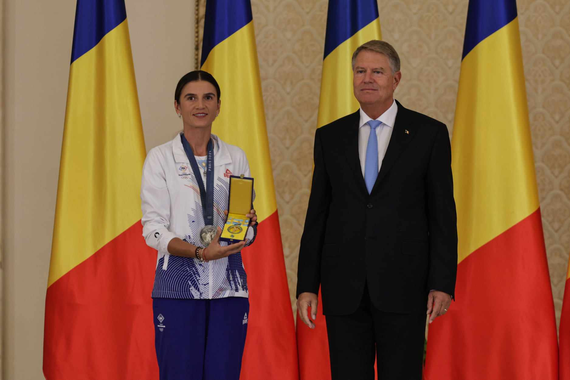 Gafă a președintelui Iohannis la decorarea medaliaţilor de la JO Paris. A spus „comemorarea”, în loc de „ceremonia” | VIDEO