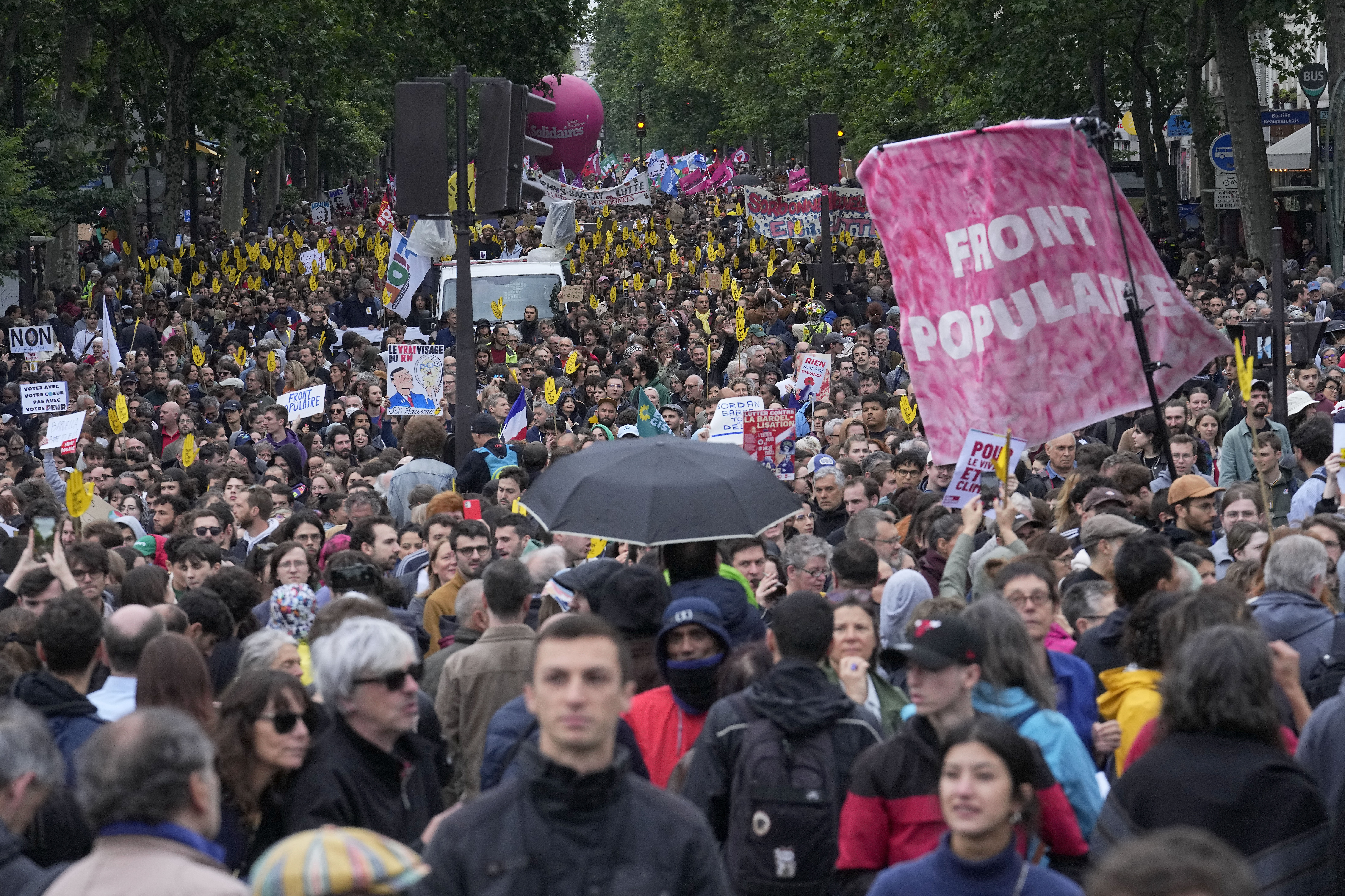 Proteste masive în Franța, împotriva extremei drepte. „Suntem potenţial într-un moment de cotitură pentru democraţie”
