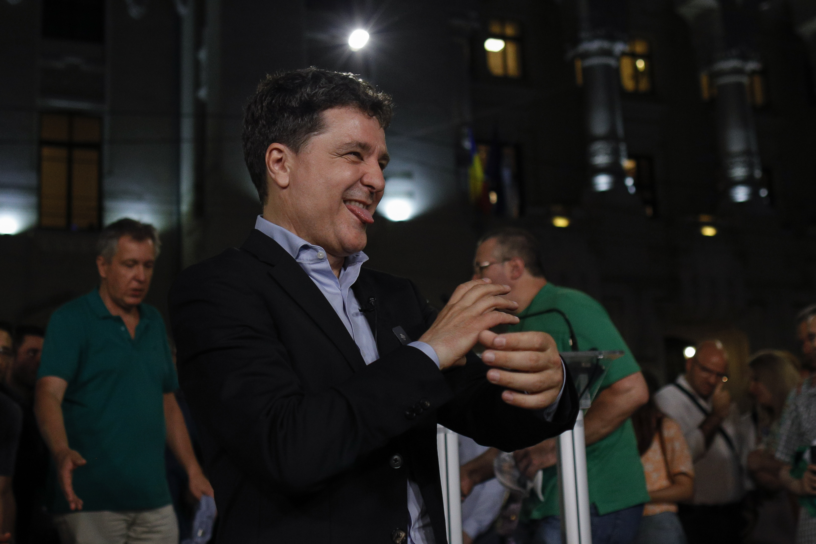 Imagini din casa în care Nicușor Dan locuiește cu chirie. Cât plătește lunar: „O cameră și două dormitoare la mansardă”