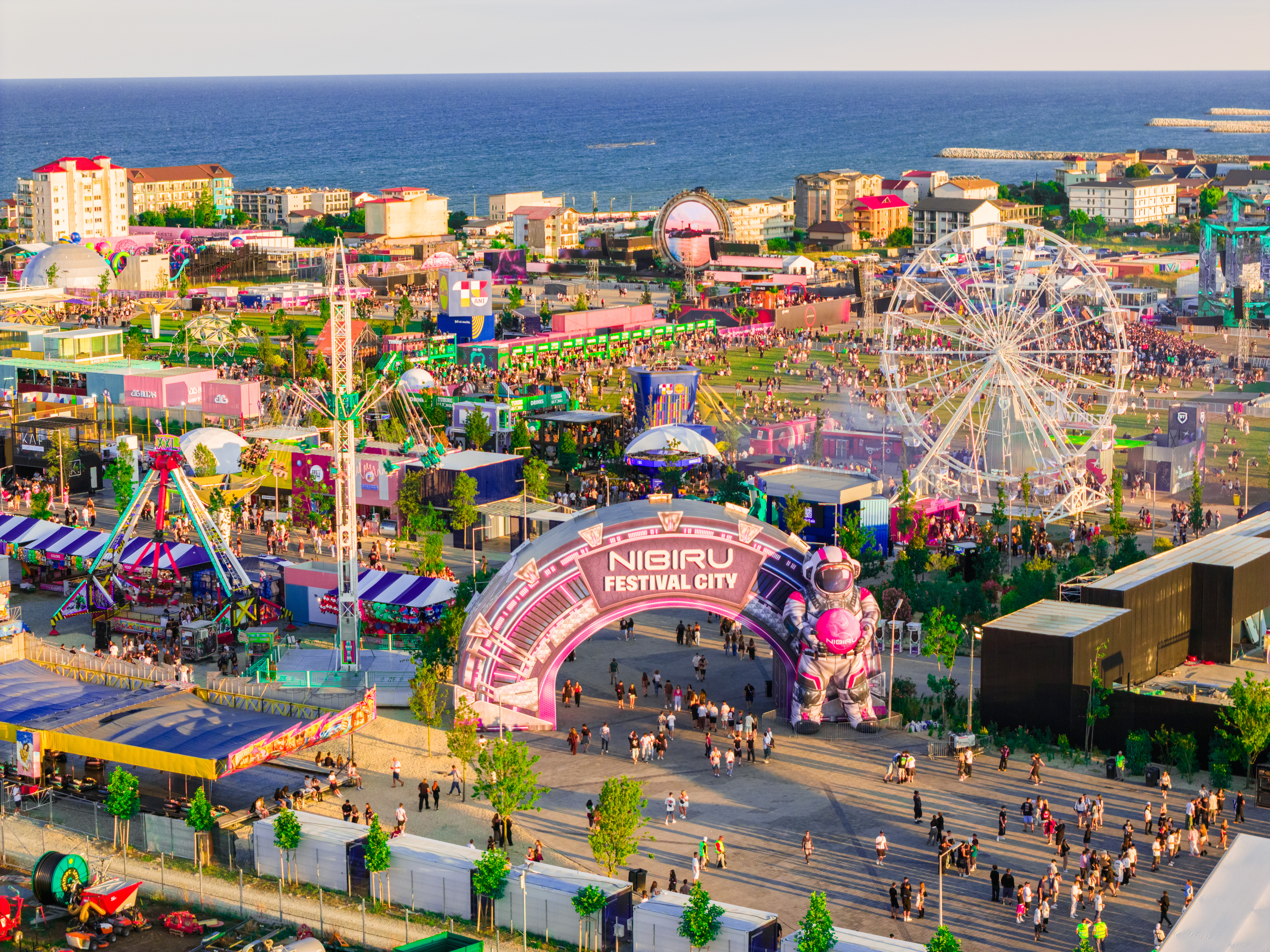 Cât a costat un sejur la mare, în Costinești, în perioada festivalului Beach, Please! 2026