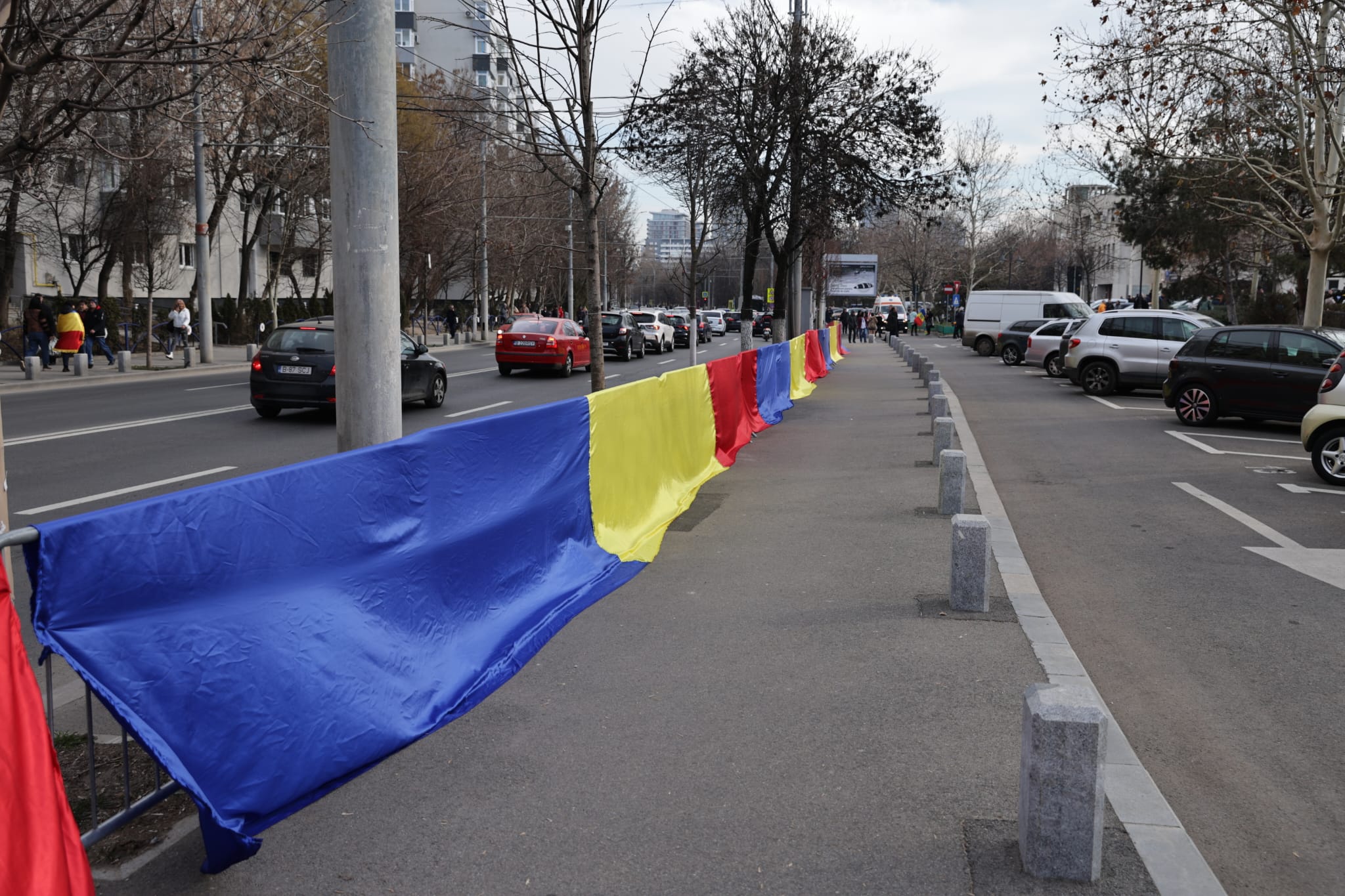 Oameni urcați pe blocuri în București ca să vadă marșul susținătorilor lui Călin Georgescu