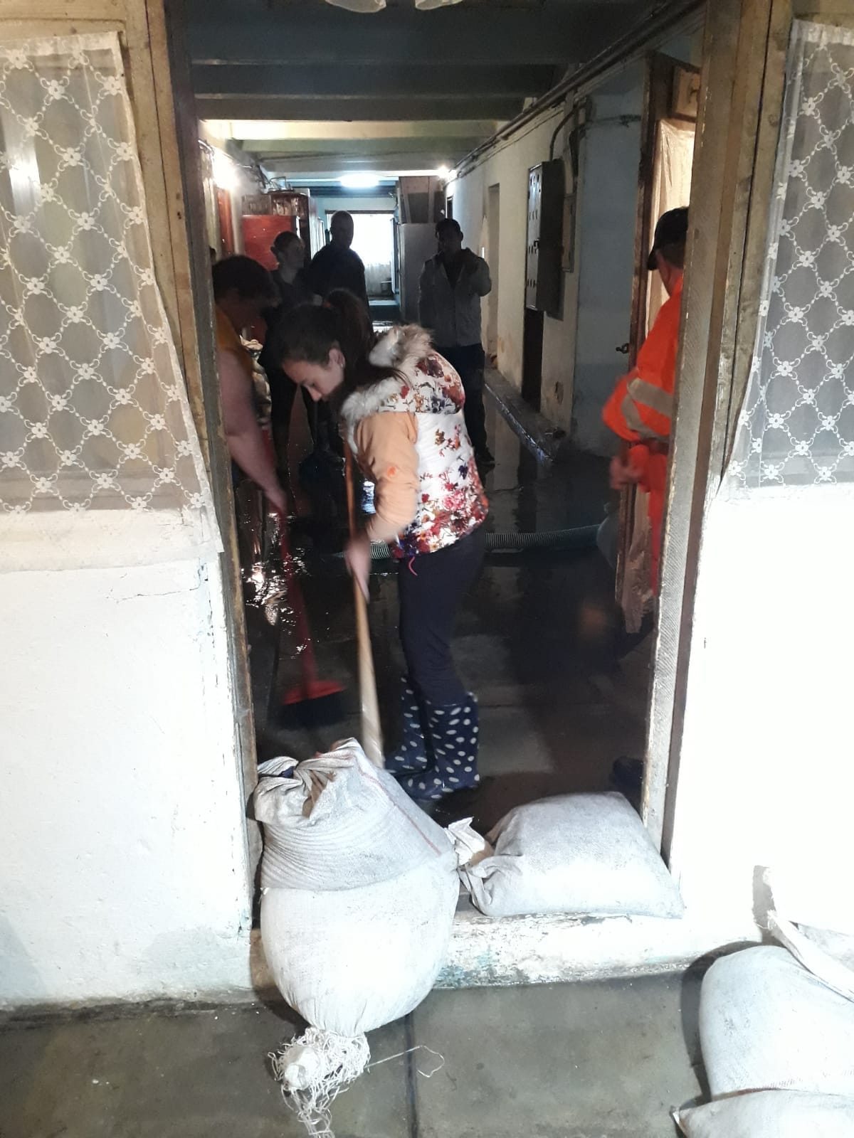 Unsprezece apartamente ale unui bloc din Bod, judeţul Braşov, au fost inundate/ VIDEO&GALERIE FOTO