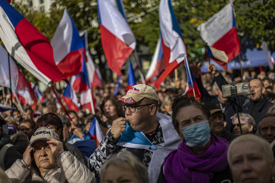 Proteste la Praga. Zeci de mii de oameni care cred că guvernul lor greșește când sprijină măsurile UE împotriva Rusiei au ieșit în stradă
