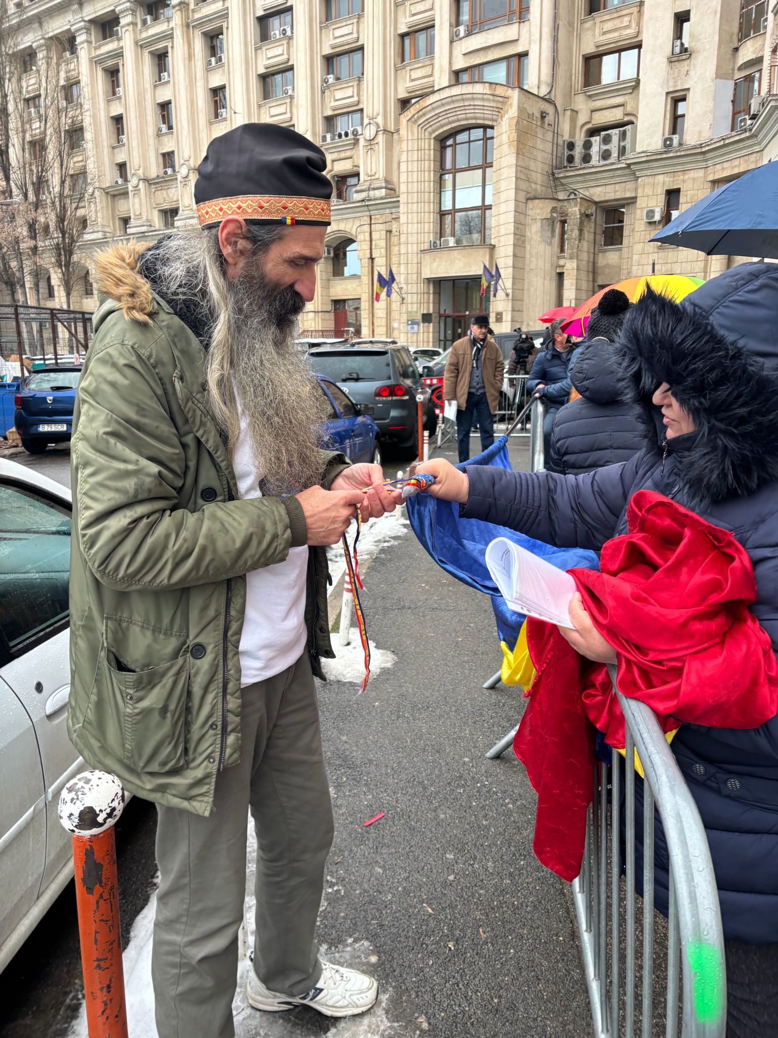 În „Valul Democrației” al susținătorilor lui Călin Georgescu: „Să se aleagă praful de tine, dacă nu scrii adevărul!” 
