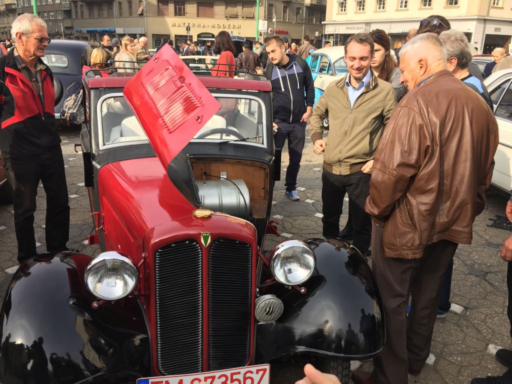 Mașina folosită de Robert Redford în filmul Havana, la Timișoara. E o replică, dar bijuteria a făcut furori printre iubitorii de mașini de epocă