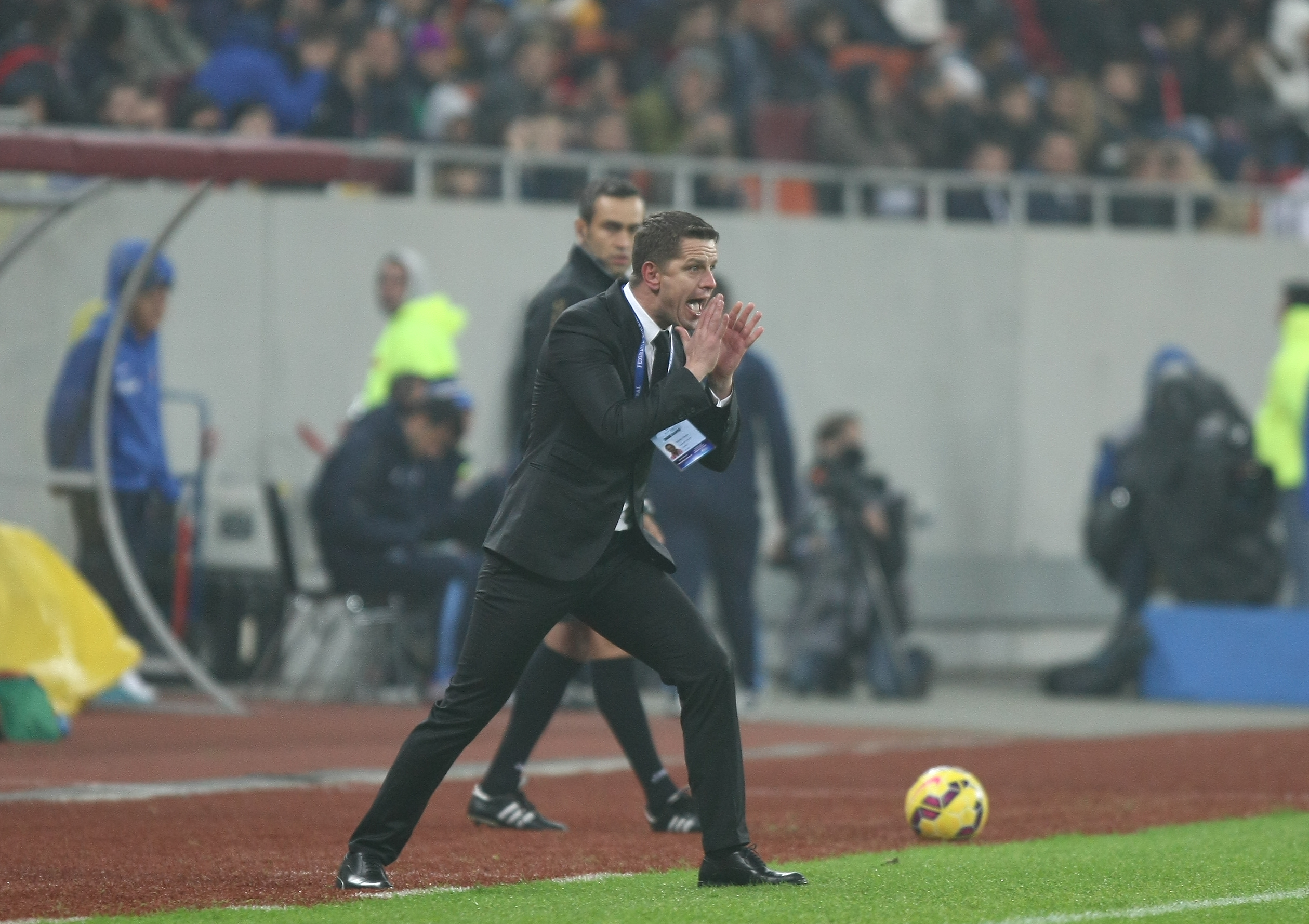 GALERIE FOTO&VIDEO/ DERBY-UL ROMÂNIEI, STEAUA - DINAMO 3-0. ^ Echipa din Ghencea i-a speriat pe ”câini” de Halloween! Szukala, Papp și Keșeru au înscris pentru roș-albaștri. Arlauskis și Bărboianu, loviți de petardele aruncate de suporteri. Băiatul lui Florentin Petre a debutat la Dinamo