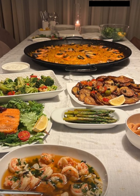 Imagini din casa Andreei Raicu, decorată de Crăciun. În sufragerie are bradul împodobit și șemineul pe care a așezat poze nemaivăzute
