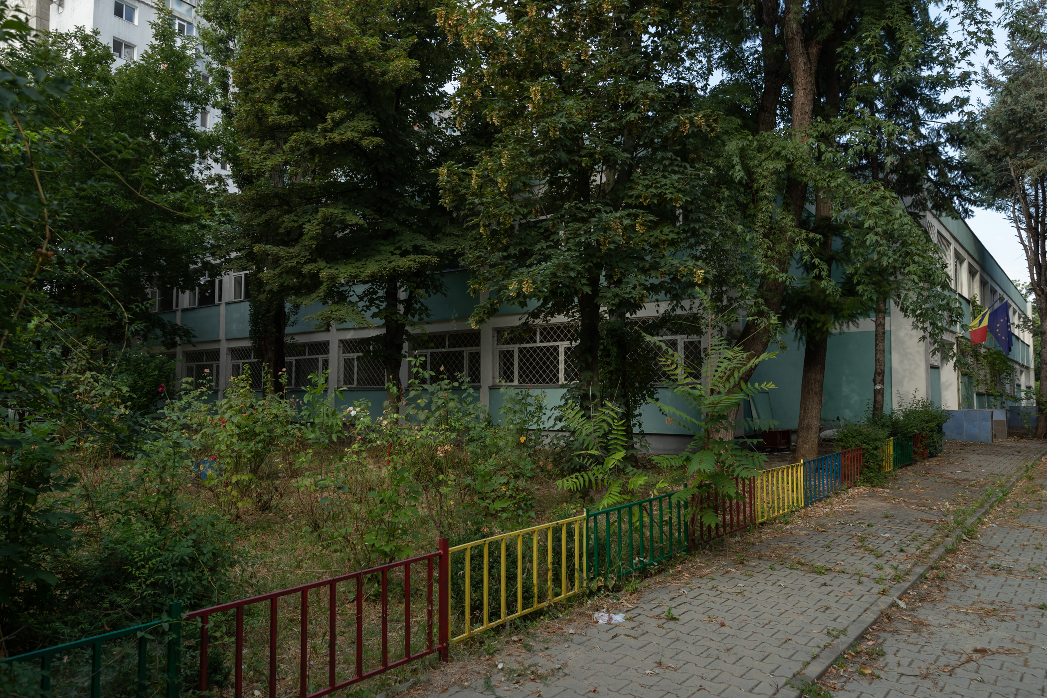 Mii de elevi din sectorul 4, mutați de primărie „temporar” în alte locații, pentru consolidări care nu au început nici după 2 ani