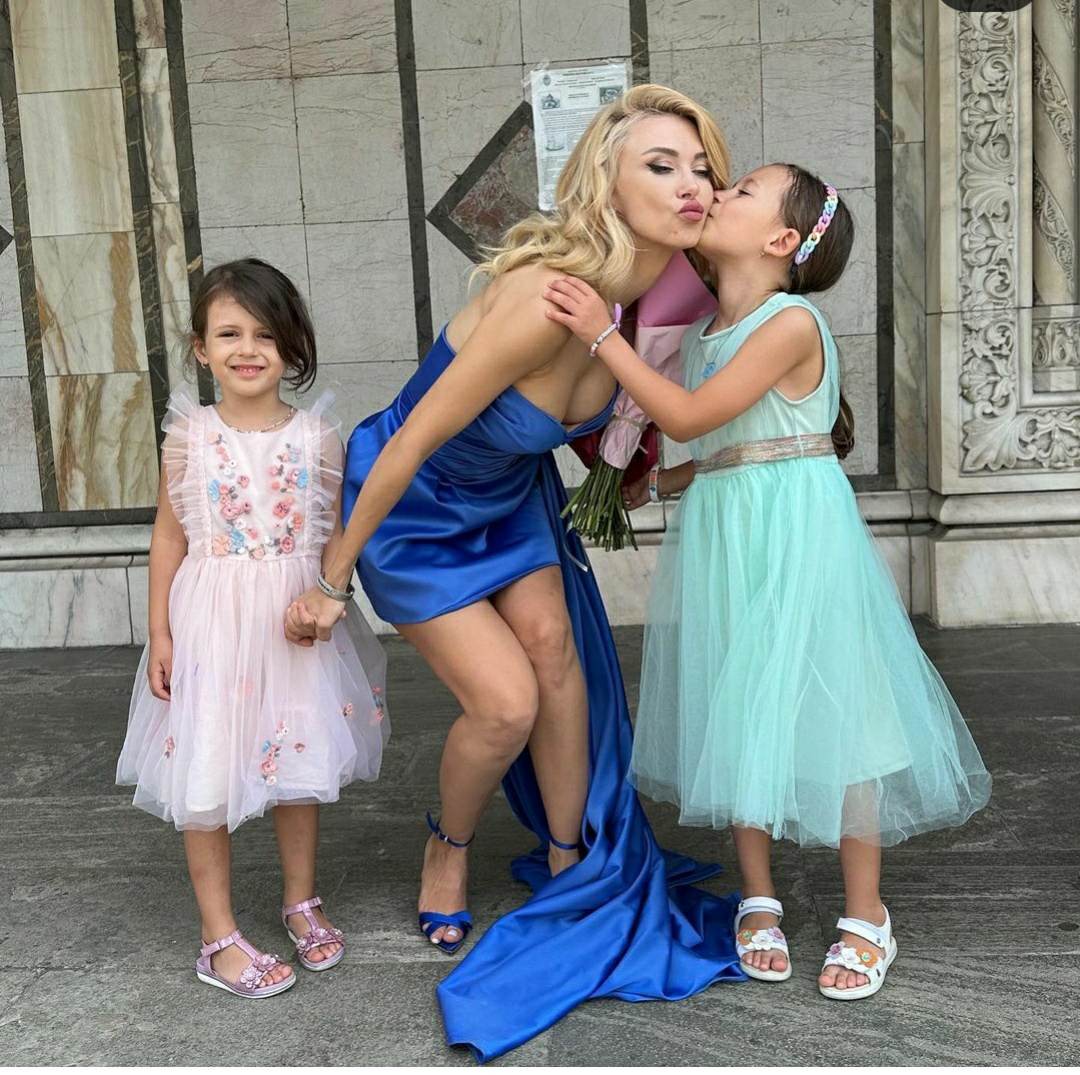 Andreea Antonescu și-a botezat fetița, pe Venice Victoria. Cum a apărut îmbrăcată cântăreața la biserică