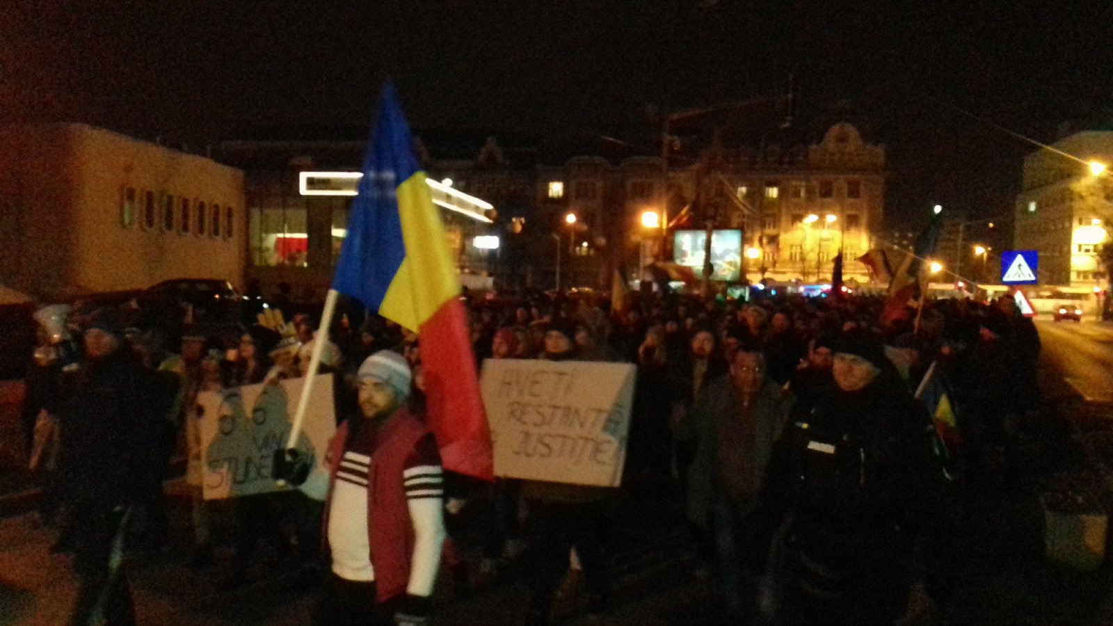 FOTO. Moș Crăciun protestează la Timișoara, alături de sute de timișoreni: „Out of Service”