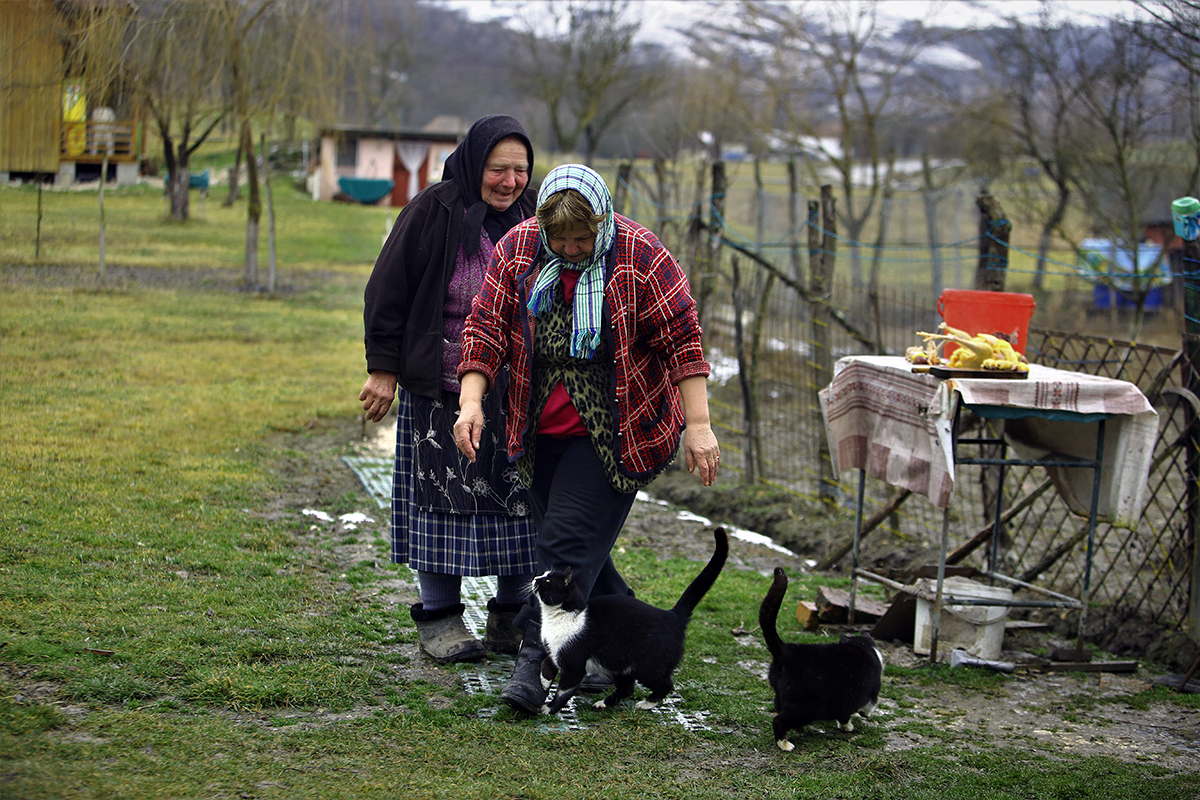 REPORTAJ. Visul de renaștere într-un sat depopulat din Alba, unde se va ridica un complex balnear: „De 50 de ani n-au mai fost aici. Acuma, c-o văzut că se reabilitează, îşi caută locurile”