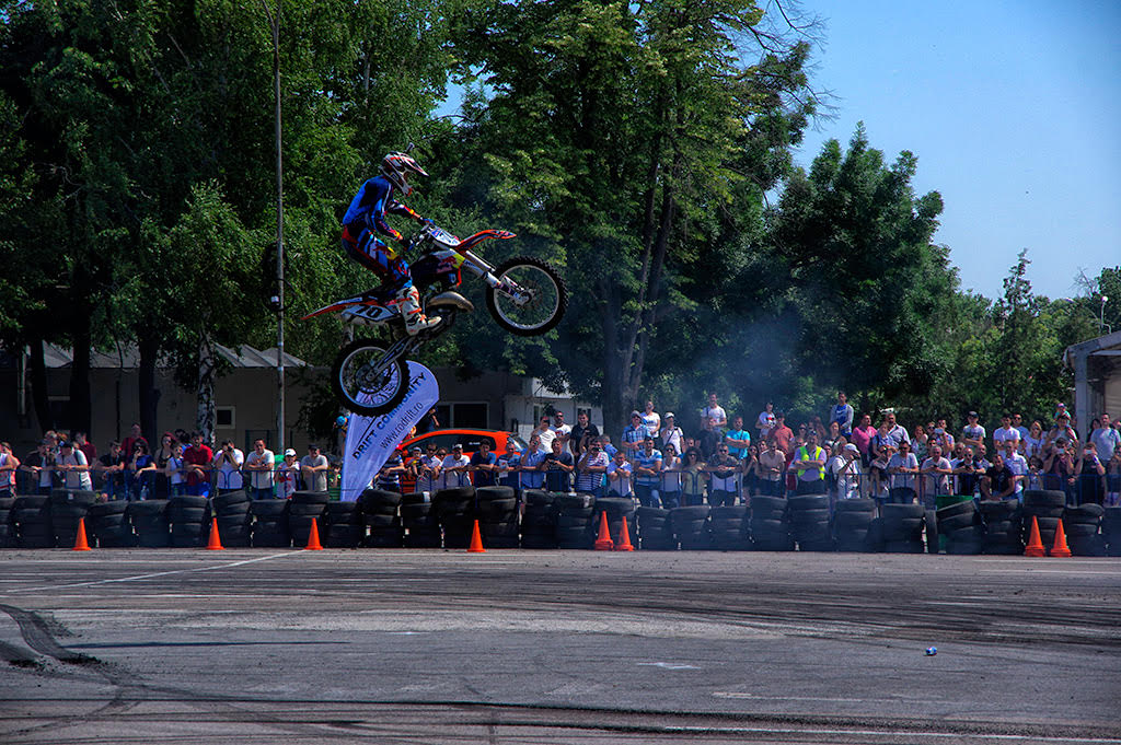 Aşii driftului au topit asfaltul! Cei mai buni piloţi s-au întrecut într-un spectacol impresionant / GALERIE FOTO
