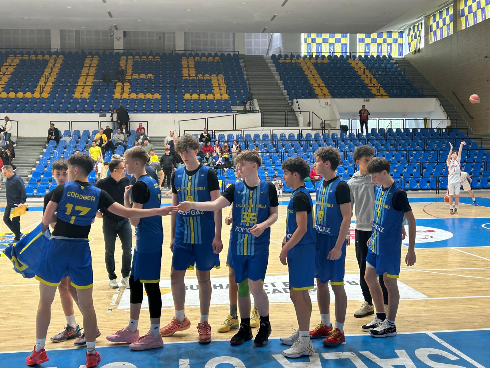 Povestea teribilă a tânărului baschetbalist Filippos Nikolaidis de la CSU Andu Sibiu. Mama lui, marea voleibalistă Ruxi Dumitrescu, a murit în 2024, tatăl, Alex, triplu campion mondial de taekwondo pentru Grecia, a fost răpus de o boală cruntă în 2022