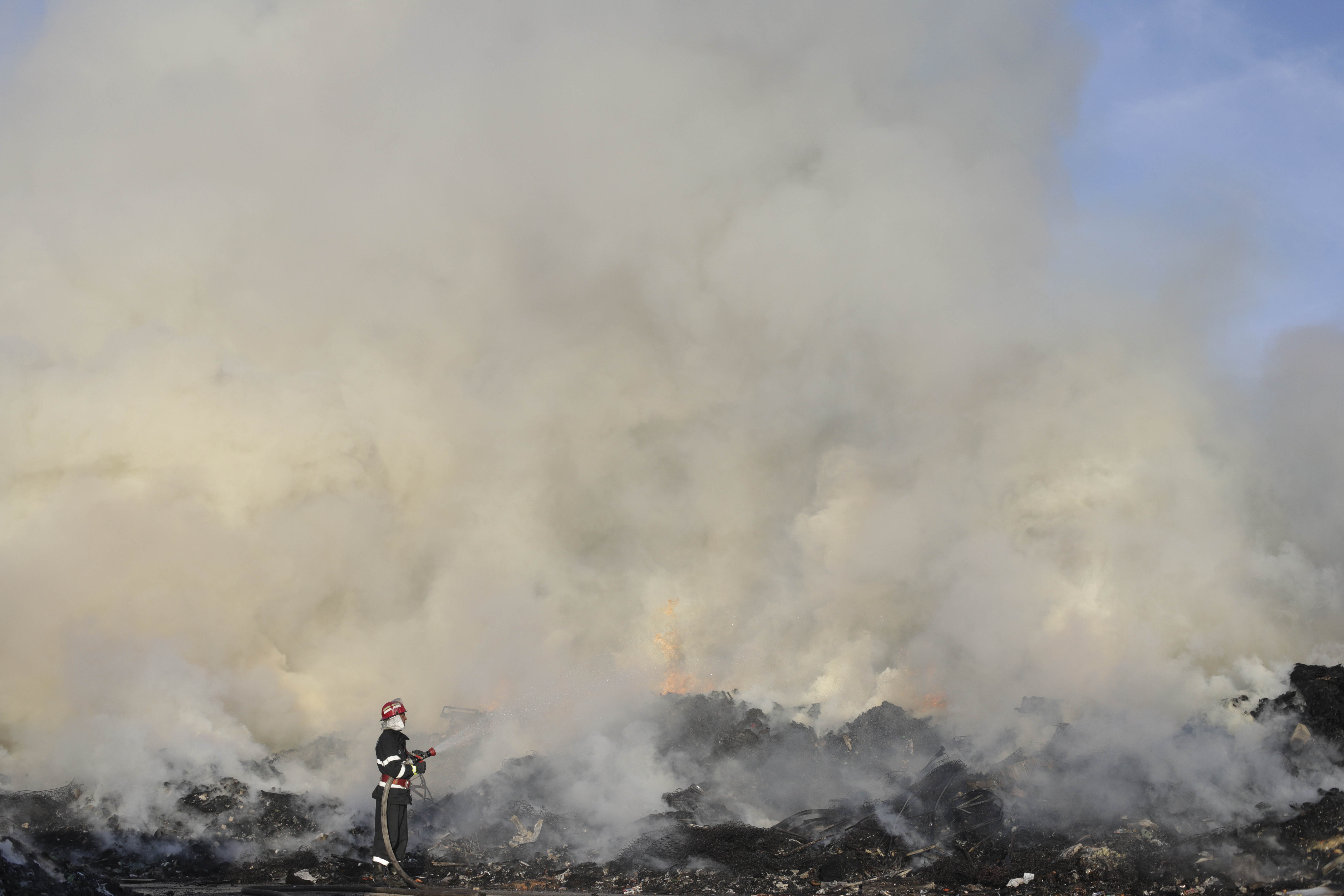 Incendiu de vegetație în Chitila, lângă o fostă groapă de gunoi. Locuitorii Capitalei, alertaţi prin sistemul Ro-Alert