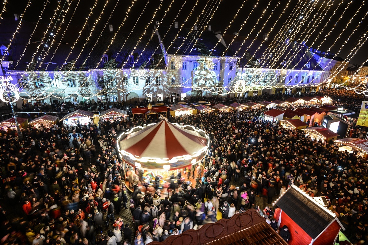Târgul de Crăciun din Sibiu a început. Proiecția grandioasă din Piața Mare, urmărită de peste zece mii de oameni