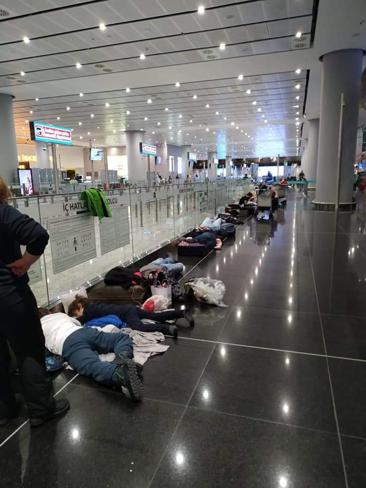 VIDEO | Cel mai mare aeroport din Europa a devenit cel mai mare „dormitor comun” de pe continent