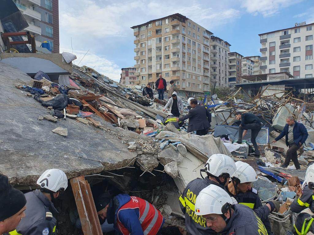 Imagini din timpul misiunii de recuperare de sub dărâmături a unei familii din Turcia, de către salvatorii români