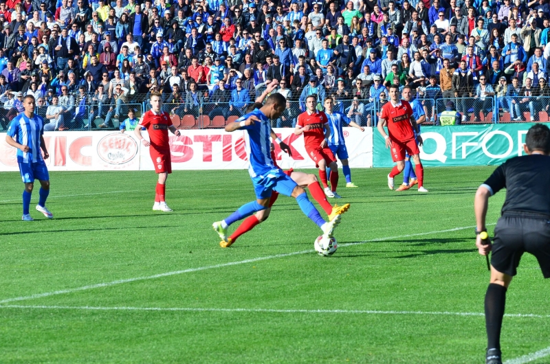 CSU Craiova - Dinamo 0-0. Portarul oaspeților, lovit de un obiect!