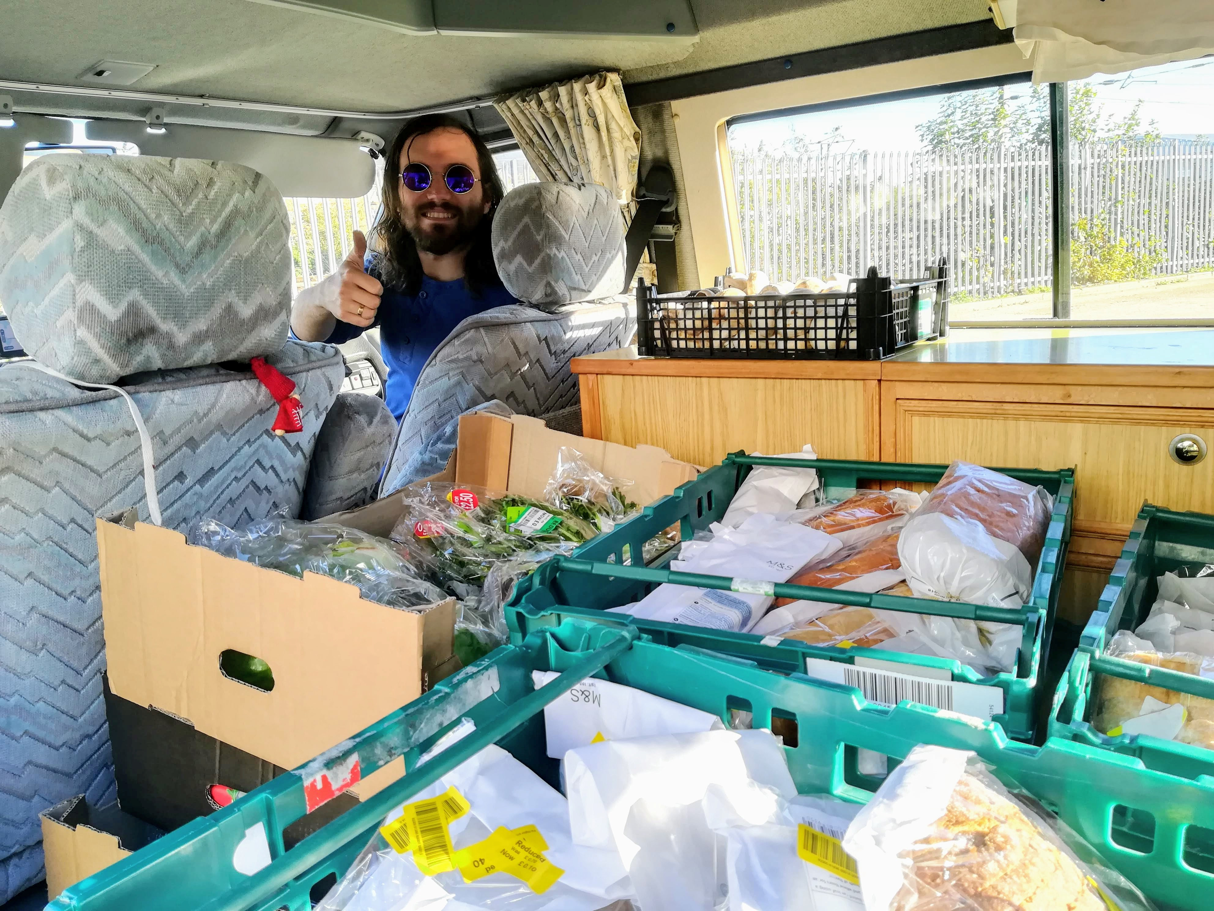 FOTO | Un cuplu a mâncat alimentele care ar fi trebuit să ajungă la gunoi. Ce a pățit după o lună