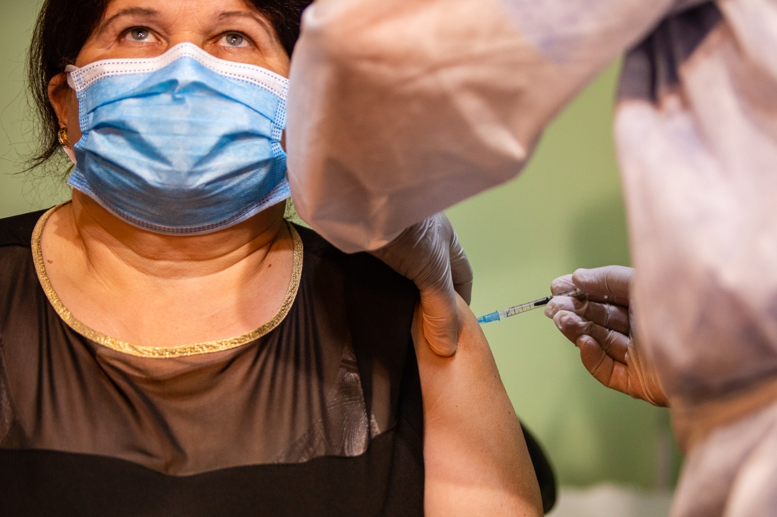 A început vaccinarea anti-COVID în cabinetele medicilor de familie. Primul pacient, imunizat la Timișoara