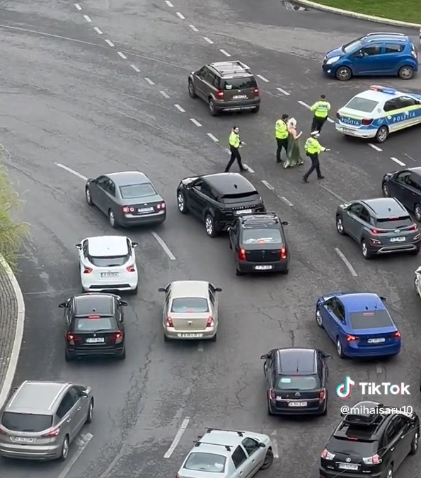 Momentul în care Ana Morodan este oprită în trafic. Doi polițiști au condus-o la mașina lor - VIDEO