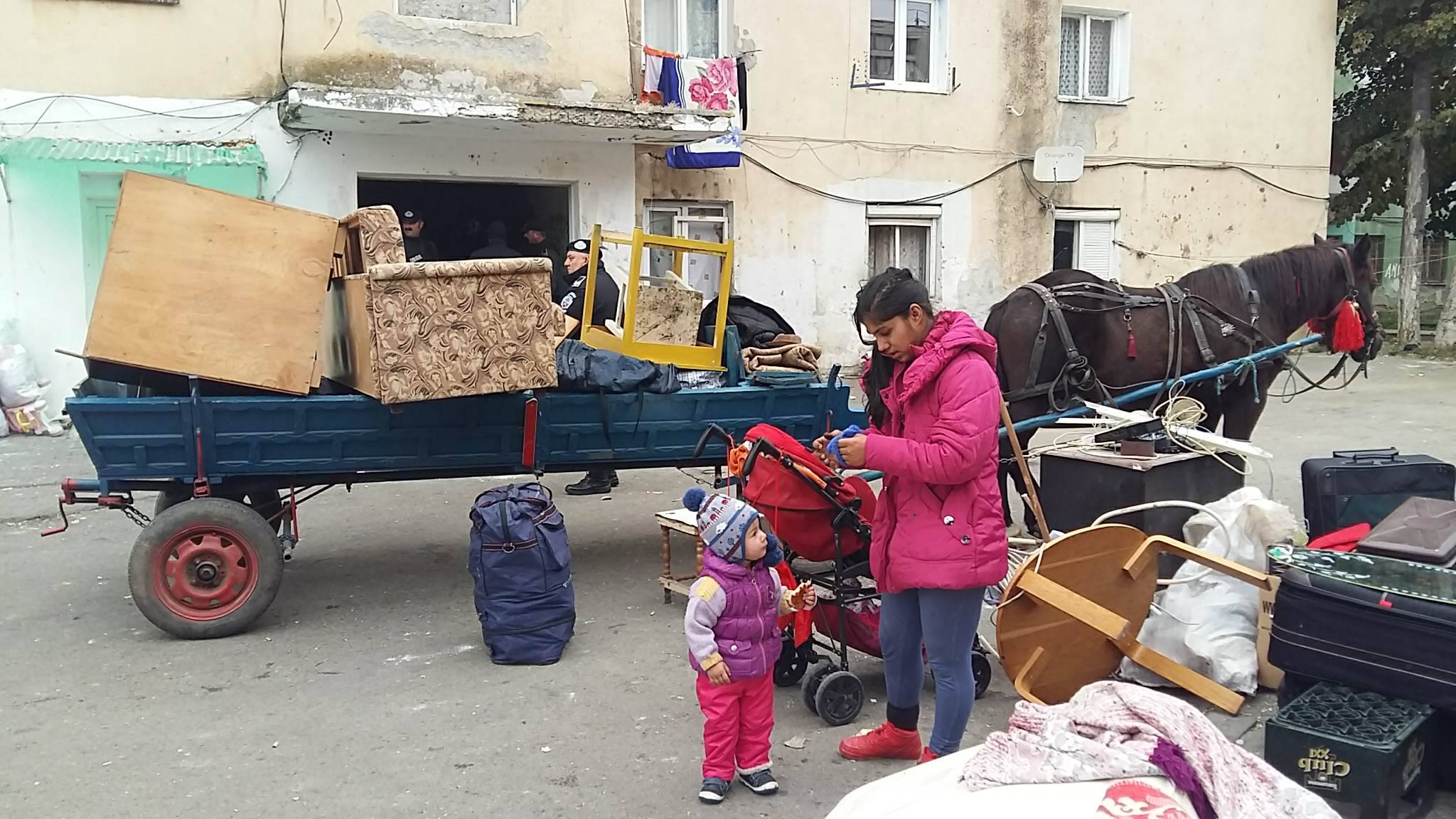 VIDEO REPORTAJ/ Evacuare cu scandal din blocul "Turturica", la Alba Iulia: „Suntem aruncaţi în stradă ca nişte şobolani”| GALERIE FOTO