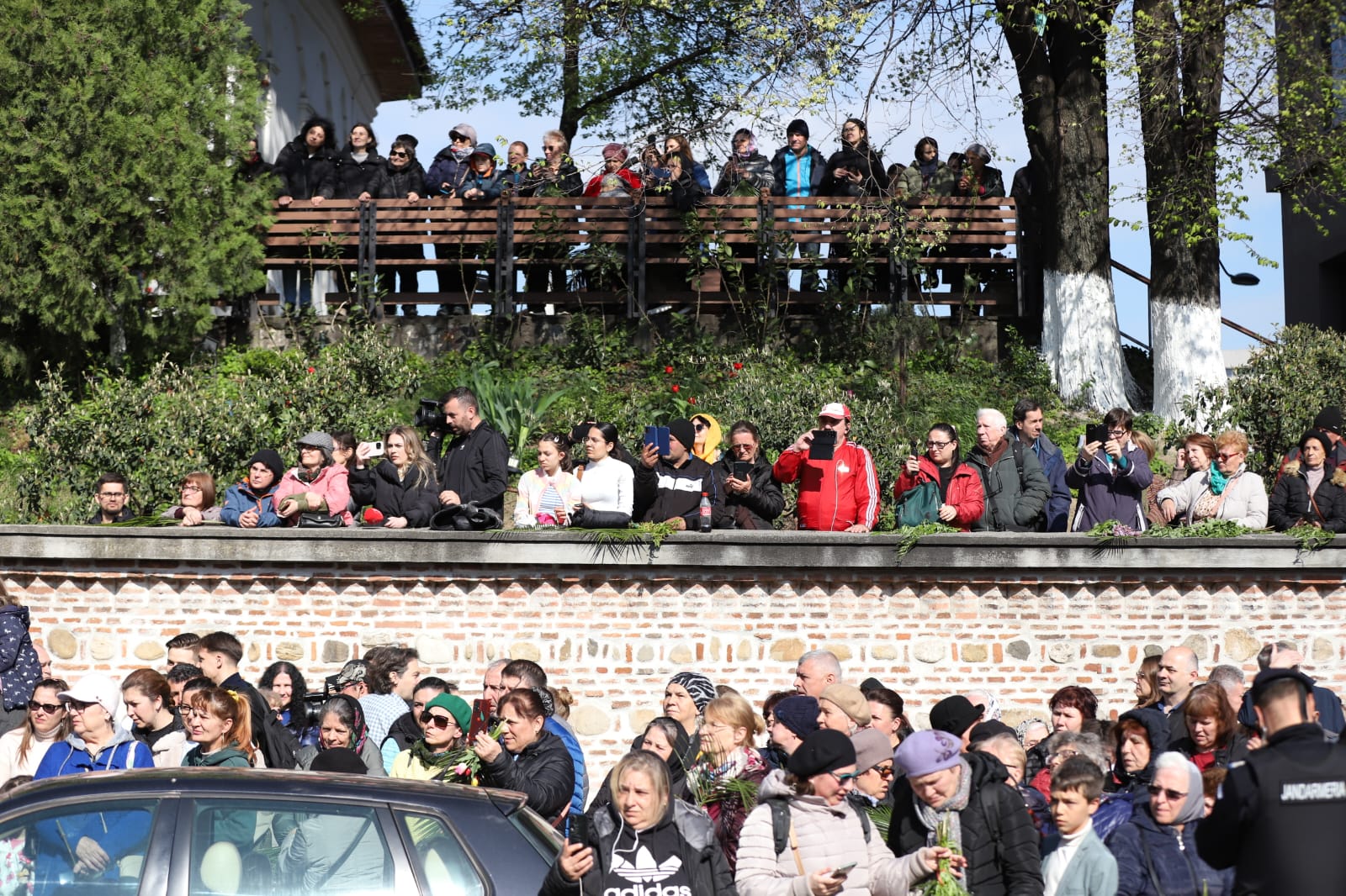 Pelerinaj de Florii, în București: sute de credincioși și preoți participă la procesiune. Cristian Popescu Piedone și fiul său au fost și ei prezenți