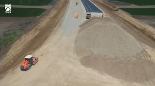 Imagini de pe șantierul Autostrăzii Moldovei A7. UMB a așternut două straturi de asfalt pe 20 de kilometri ai tronsonului Bacău – Pașcani