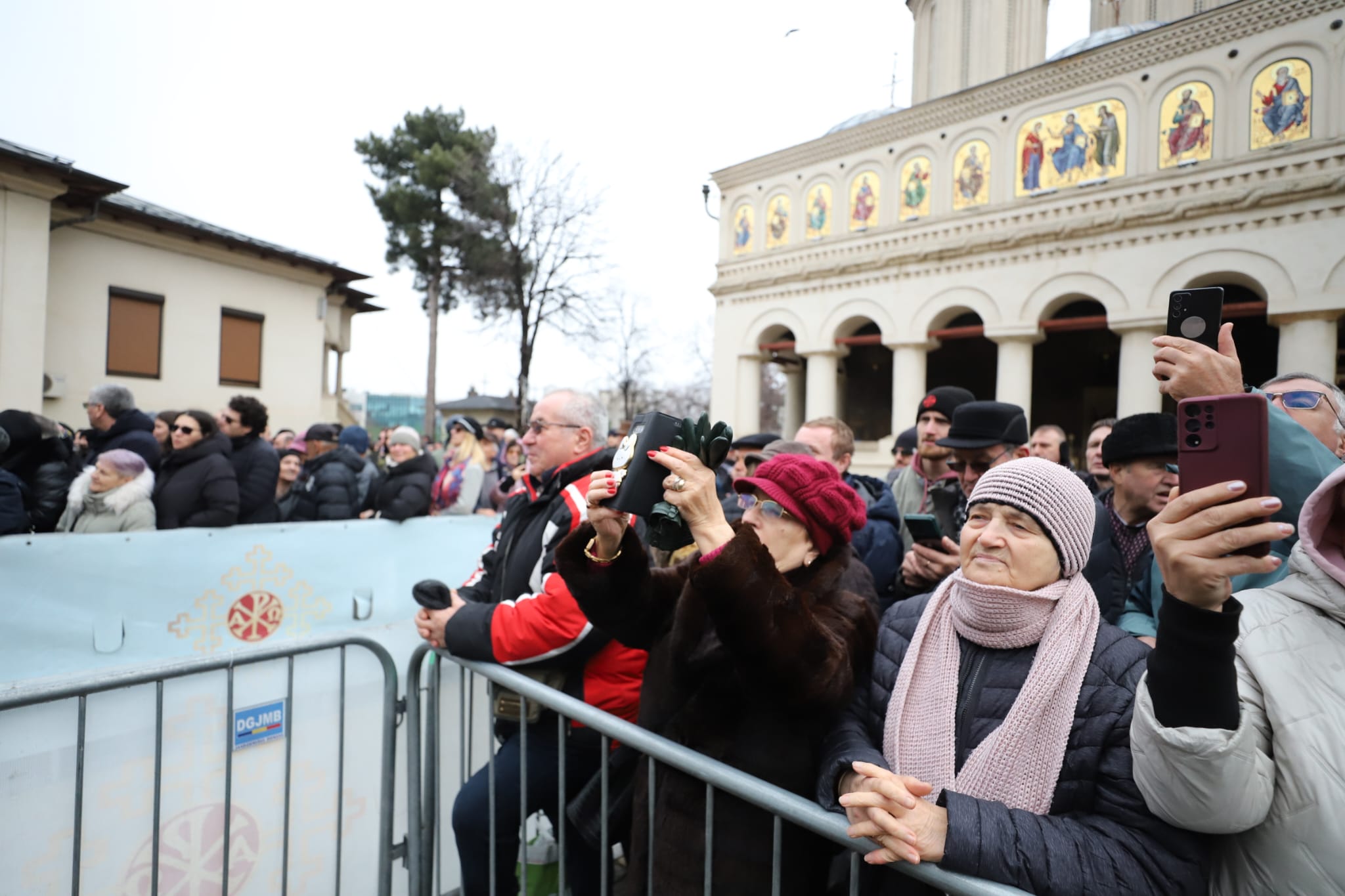 10.000 de litri de Agheasmă Mare au fost împărțiți la slujba de Bobotează de la Catedrala Patriarhală din București