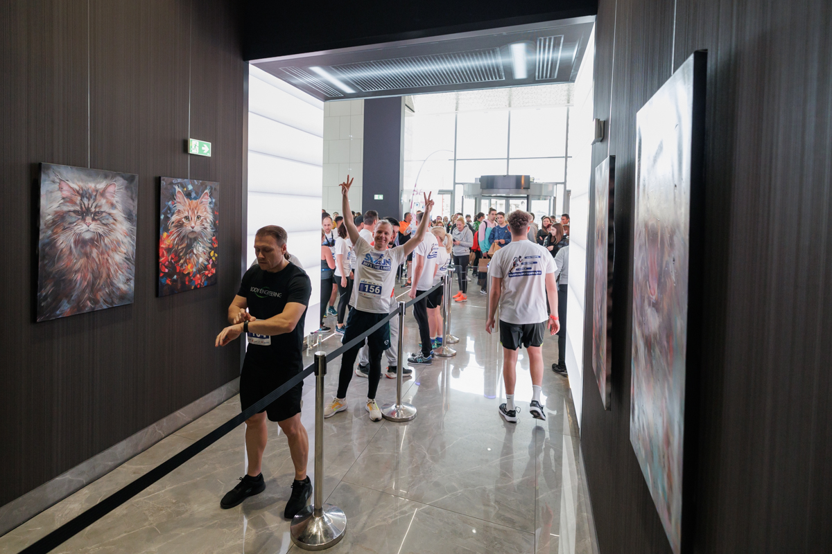 780 de oameni au urcat cele 620 de scări ale Sky Tower, cea mai înaltă clădire din București. Cel mai vârstnic participant a avut 77 de ani: „Merg la sală de cinci ori pe săptămână”