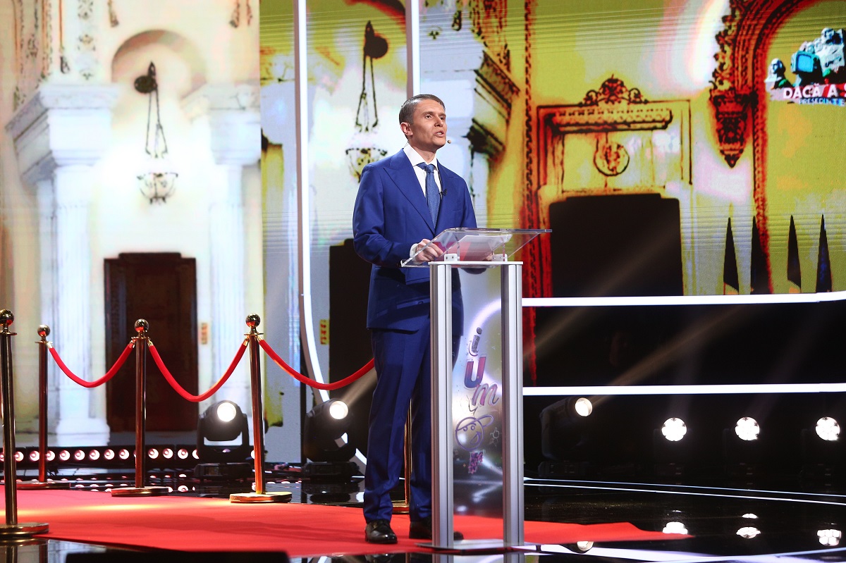 Ionuț Rusu, moment spectaculos pe scena „iUmor”. Actorul s-a „transformat” în Klaus Iohannis și a făcut glume prezidențiale pe seama juraților