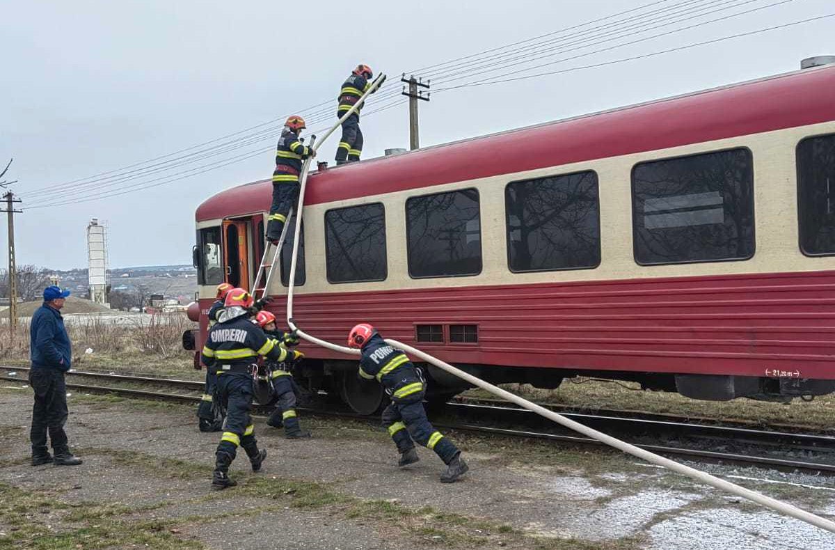 Incendiu în Iași, la un tren aflat în mers. Călătorii s-au autoevacuat