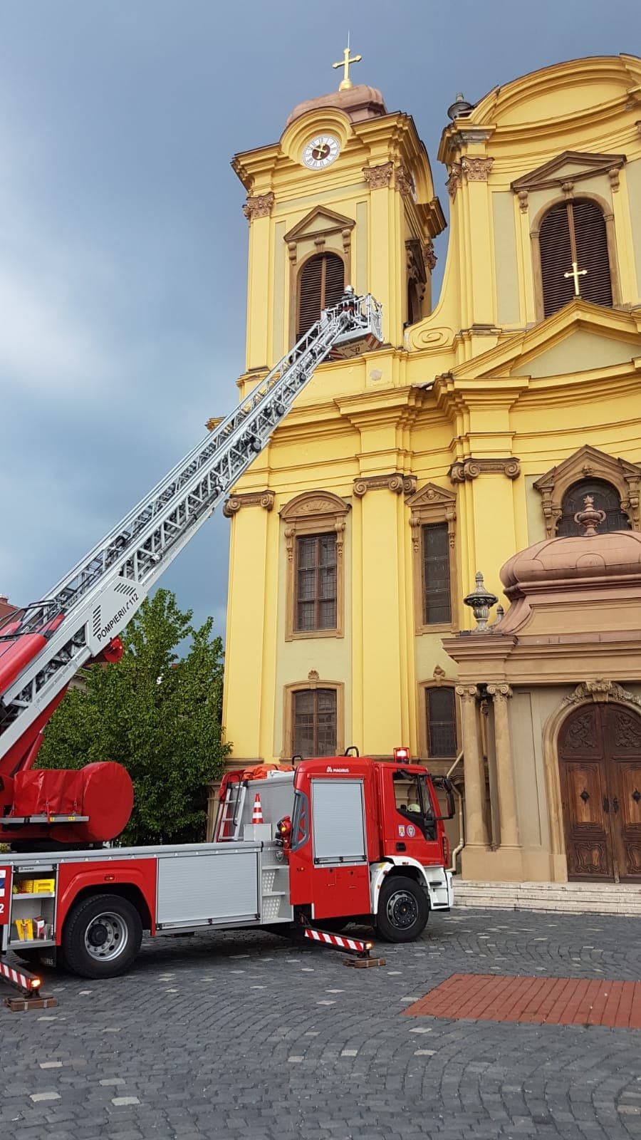 Furtună violentă la Timișoara. Vijelia a smuls acoperișul unei biserici