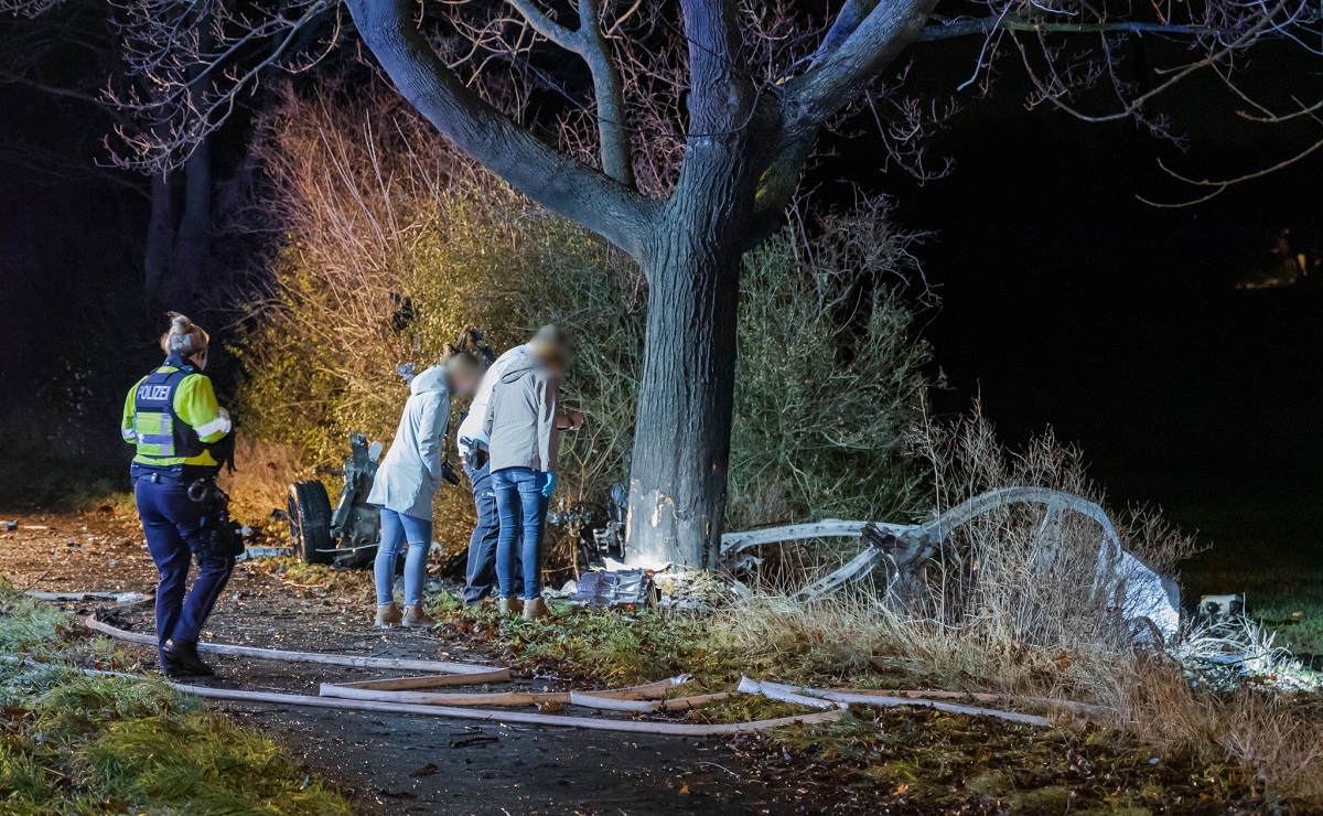 Bateriile unei mașini Tesla au explodat, după un accident pe o șosea din Germania. Șoferul a fost făcut scrum odată cu autoturismul