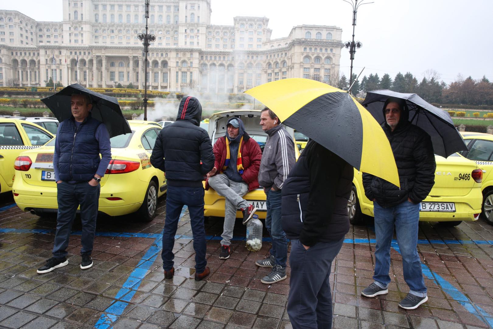 Taximetriștii continuă protestele în Piața Constituției din București. Cer în continuare fiscalizarea Uber și Bolt