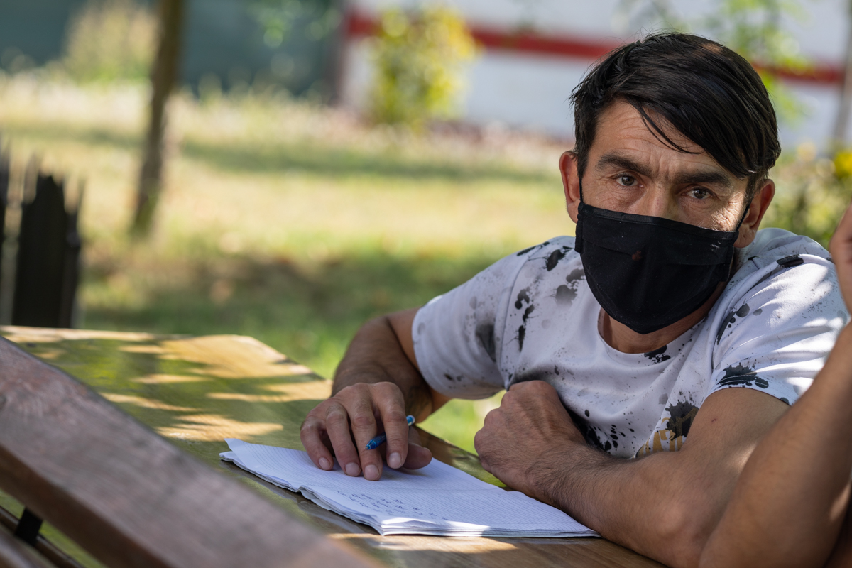 Preotul care îi învață alfabetul pe deținuții de la Jilava și le dă teme de făcut în celulă. „Daniel scrie cel mai frumos, așa îmi pare mie”