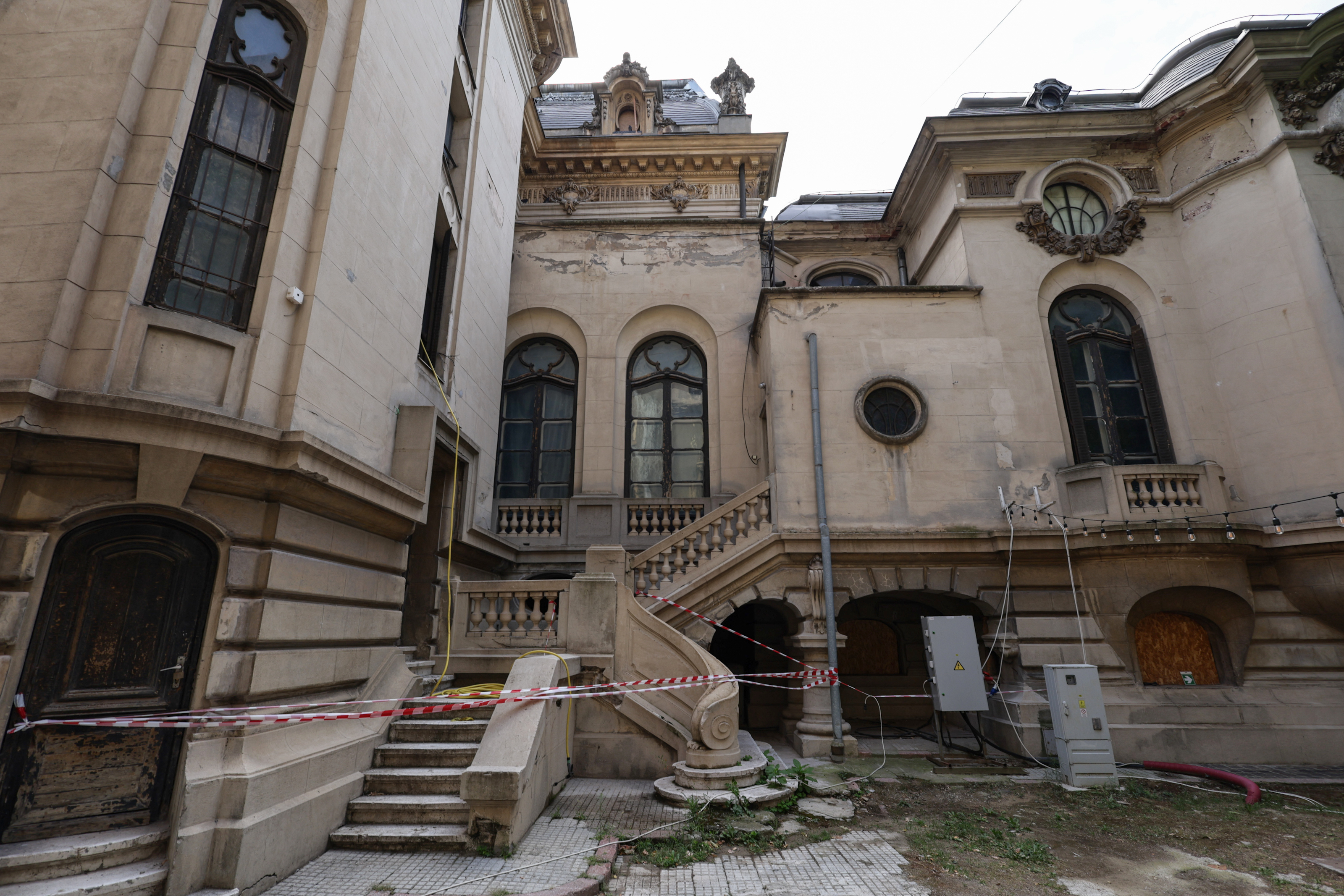O bijuterie a Bucureștiului se luptă cu timpul, în timp ce restaurarea bate pasul pe loc