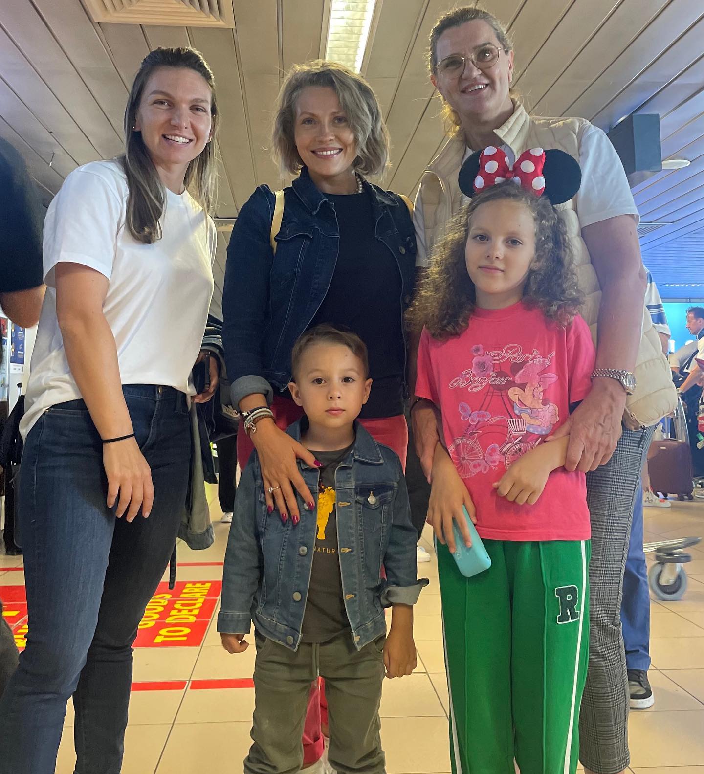 Cum a fost vacanța Mirelei Vaida cu copiii la Disneyland Paris: „Cozi interminabile, prețuri exagerate”. Cu cine s-a întâlnit la întoarcere