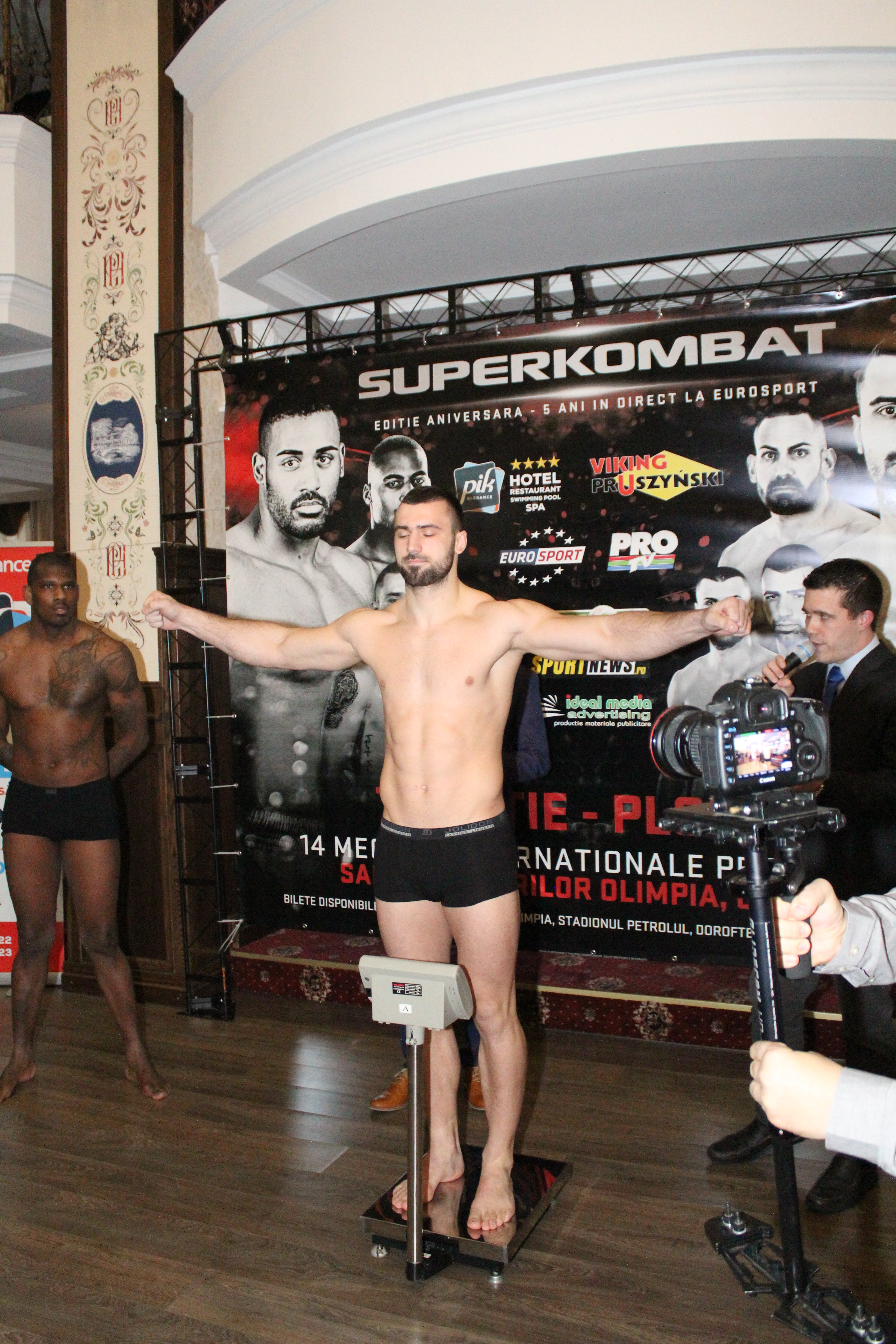 Luptătorii de la Superkombat Ploiești s-au confruntat pentru prima dată la cântarul oficial / GALERIE FOTO