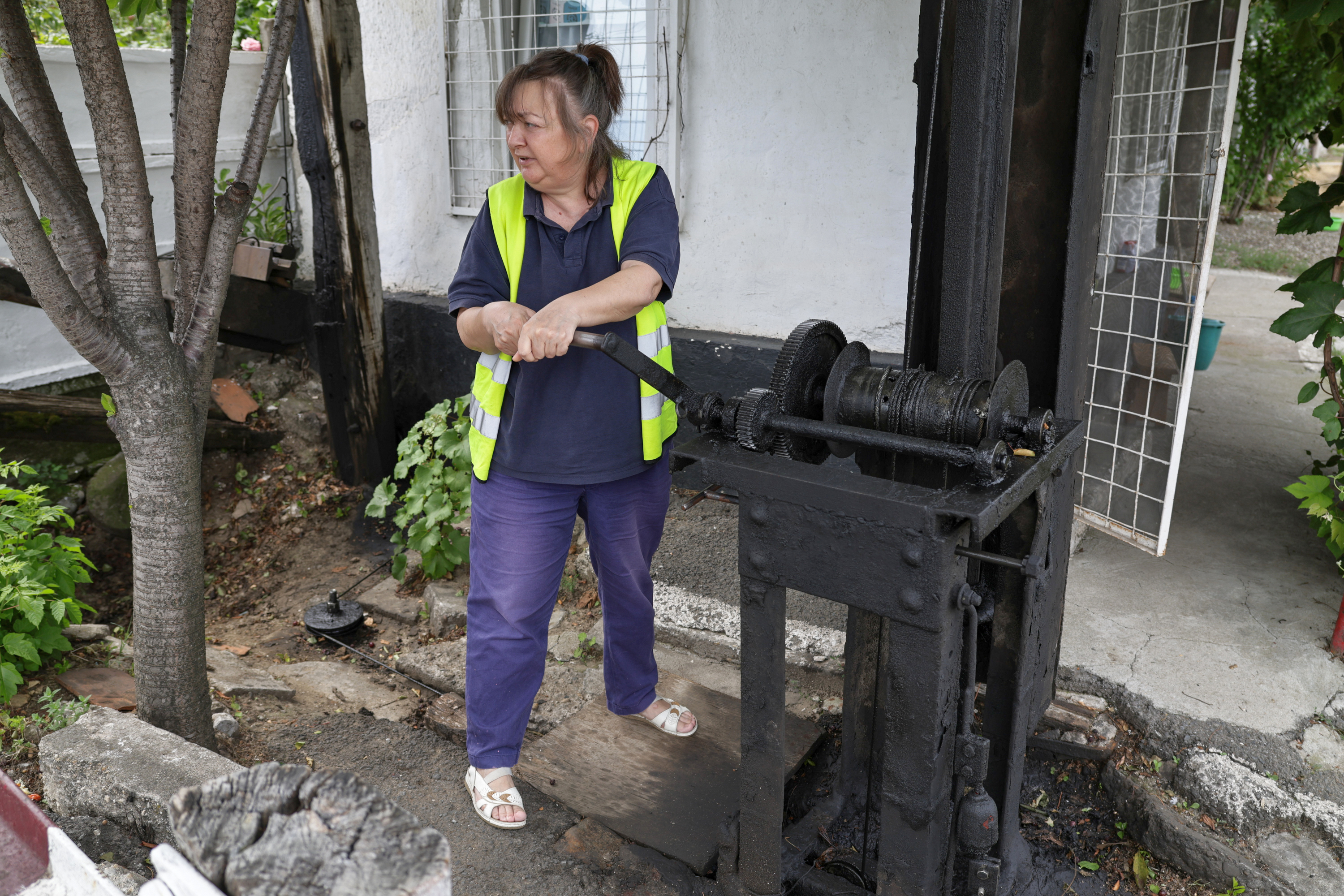 Femeia care ridică manual, de 36 de ani, o barieră de tren. Imaginea care spune tot despre infrastructura din România