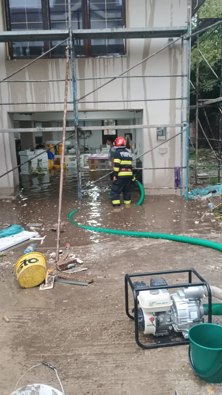 Un fulger a aprins anexa unei gospodării, iar mai multe case au fost inundate, după furtunile de duminică
