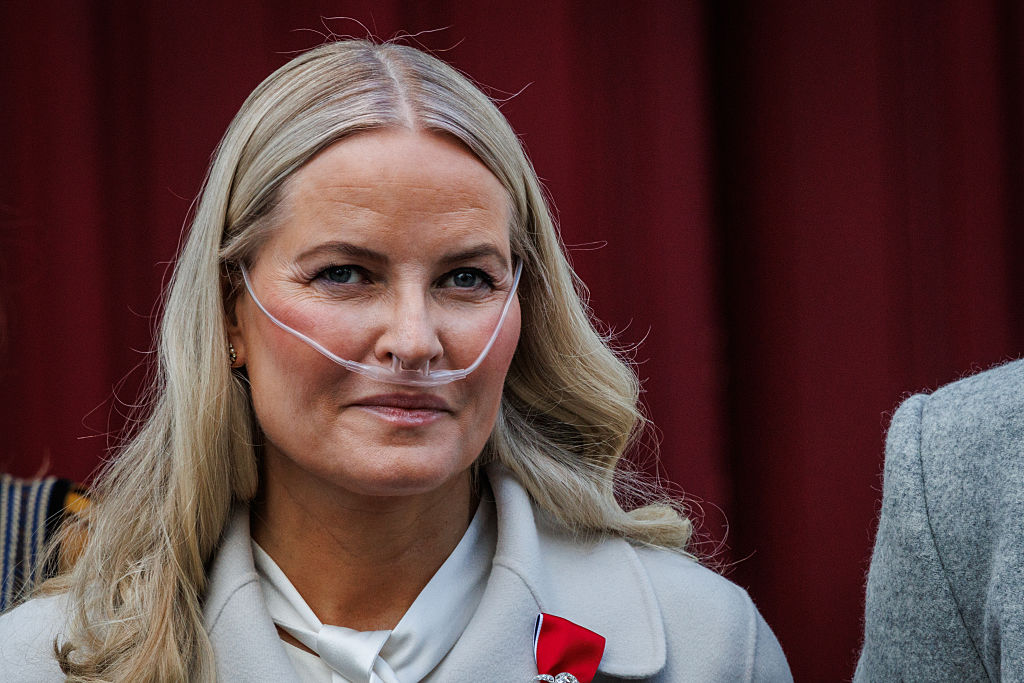 Prințesa Mette-Marit din Norvegia ar mai avea doar un an de trăit. Starea de sănătate i s-a agravat, iar medicii au inclus-o pe lista de așteptare pentru transplant pulmonar