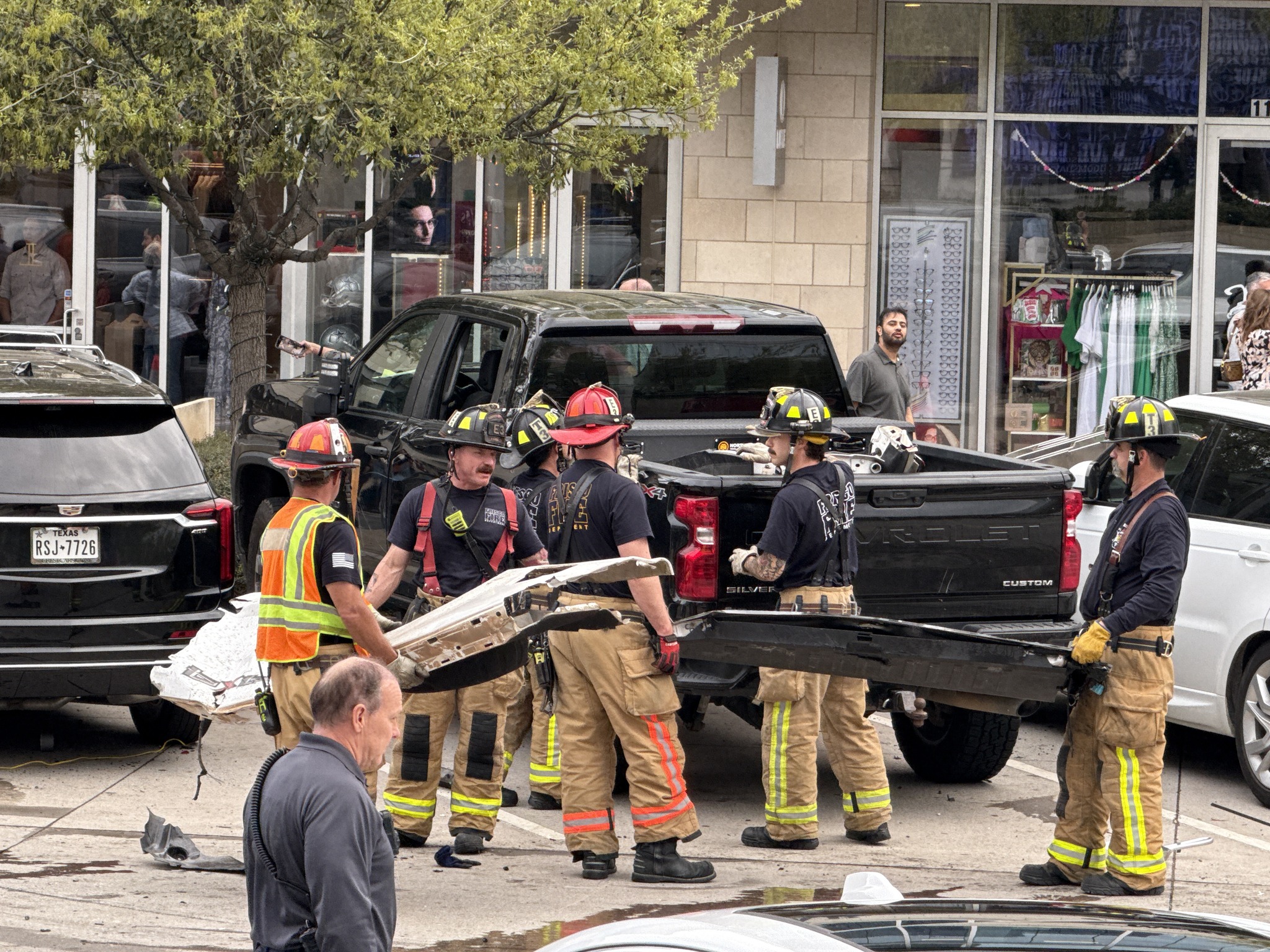 Un Mercedes G-Class „a tăiat chirurgical” tot spatele unui Cybertruck Tesla, într-un accident. Musk a spus că mașina lui e făcută „pentru apocalipsa zombie”