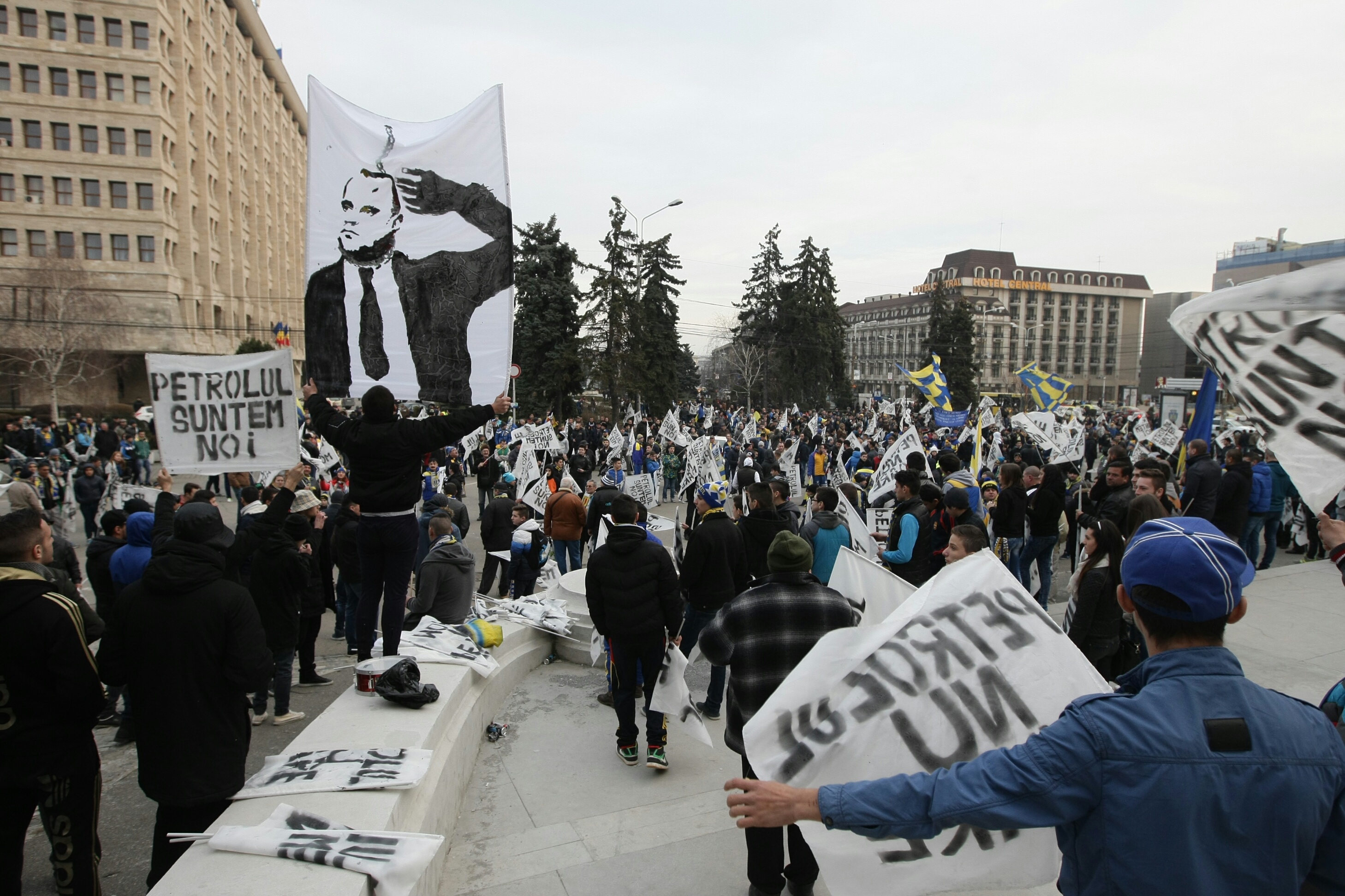 Miting al suporterilor Petrolului împotriva patronului / GALERIE FOTO
