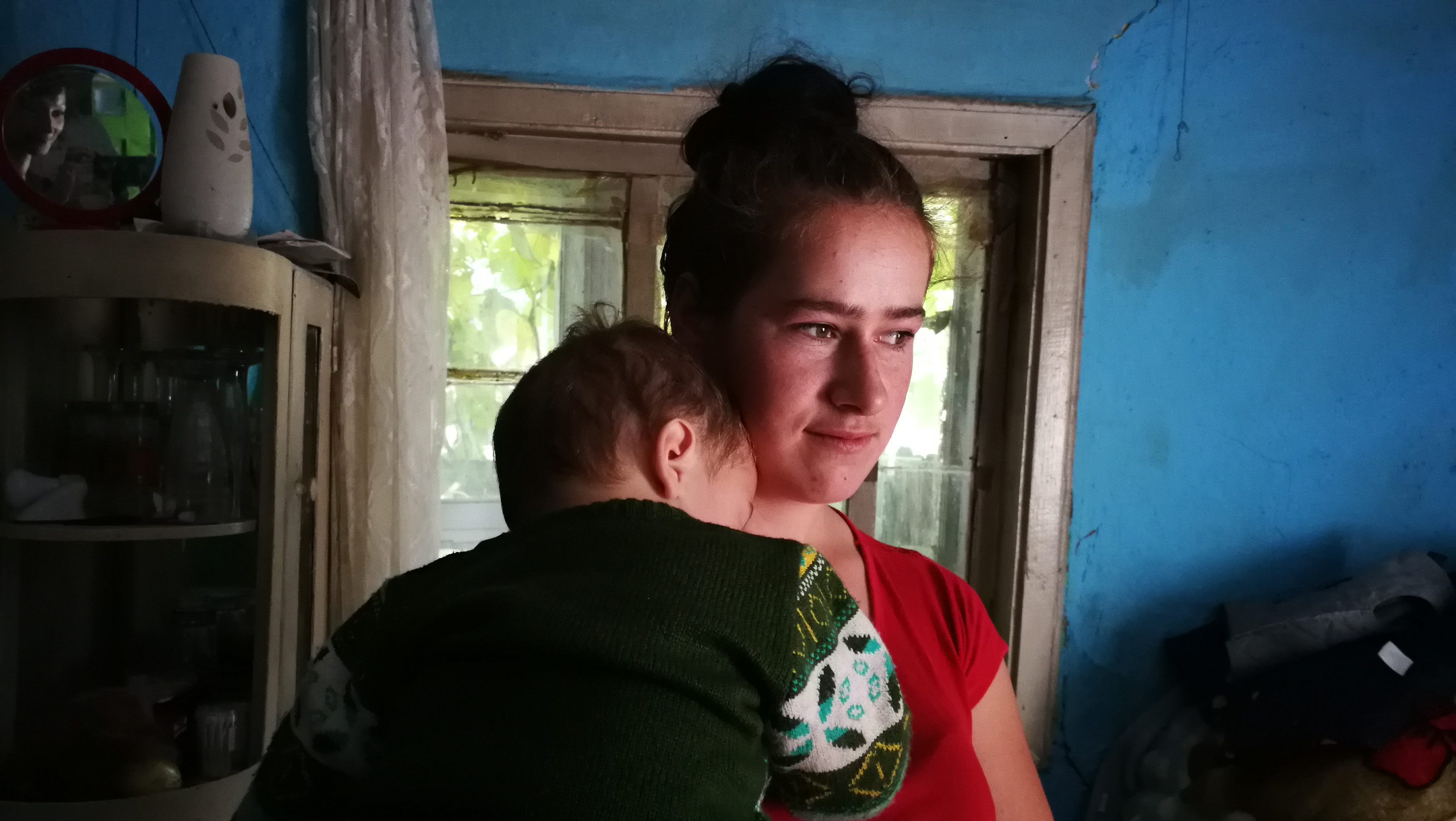 ROMÂNI AI NIMĂNUI. Copila-mamă și statul, tată vitreg. Ana-Maria își crește copilul cu 200 de lei, asistența socială a uitat de ei - VIDEO